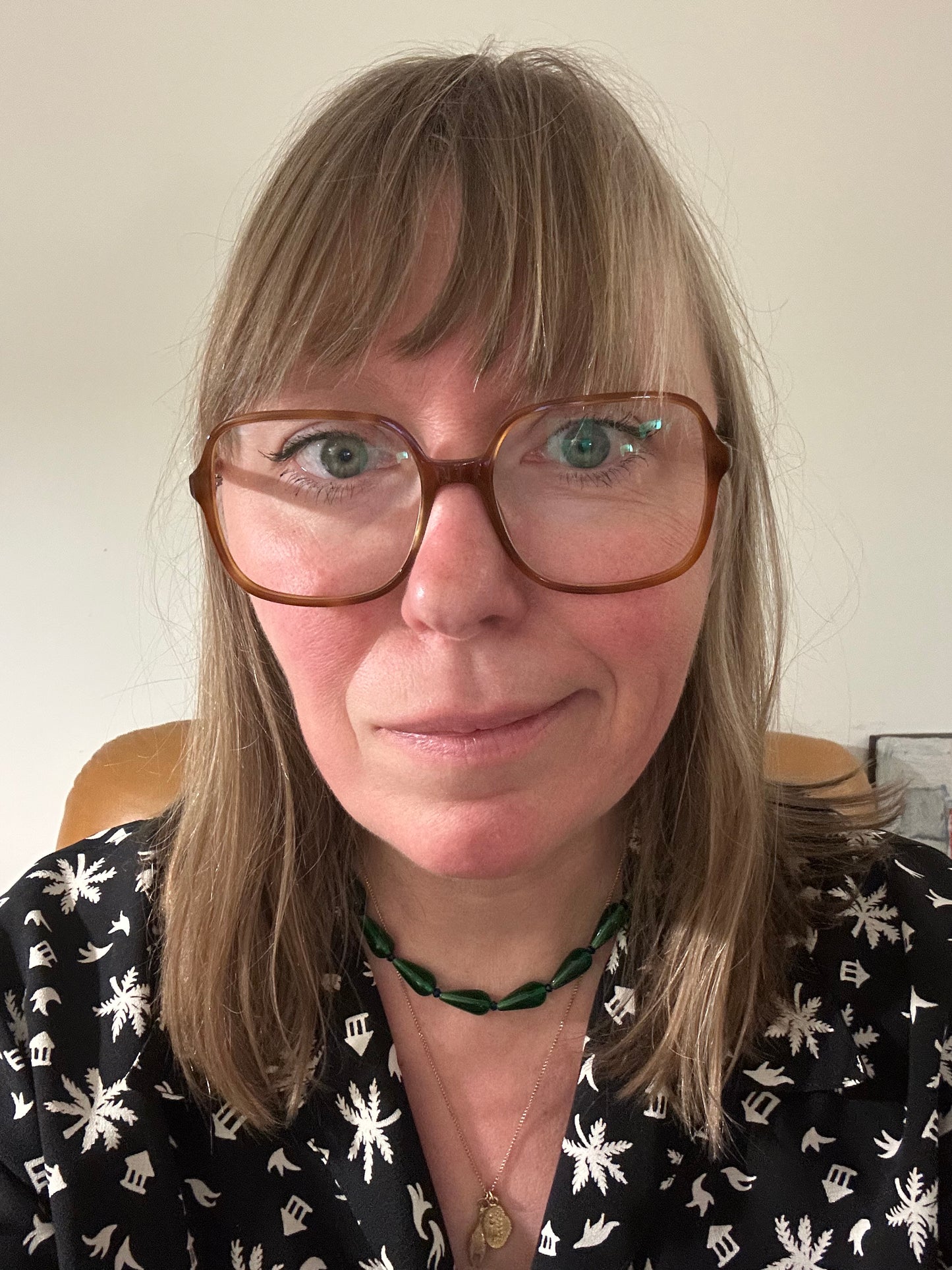 Collier ras du cou perles de verre goutte.