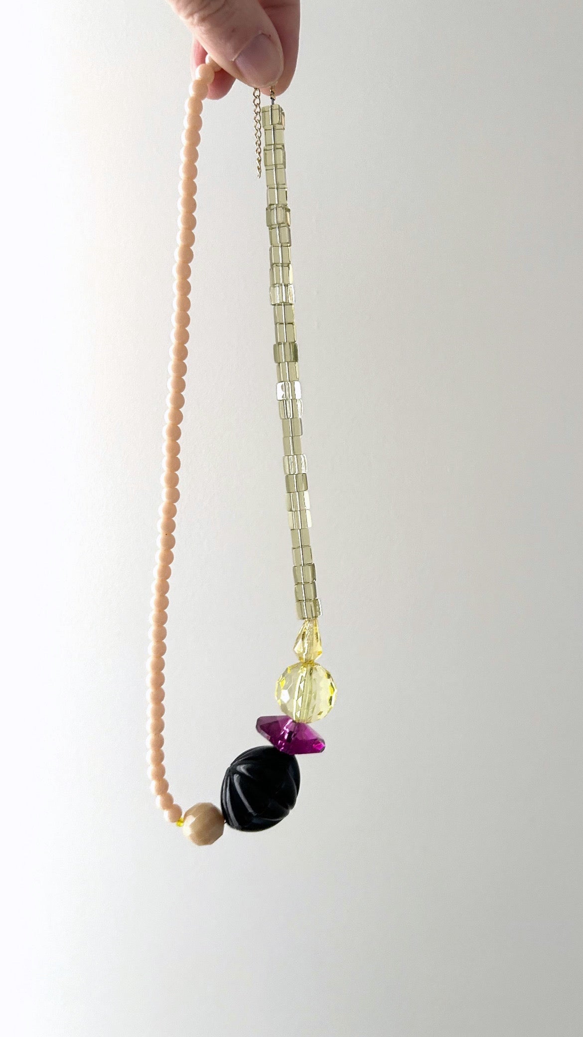 Collier en perles jaune, noir et fuchsia, perles carrées jaunes
