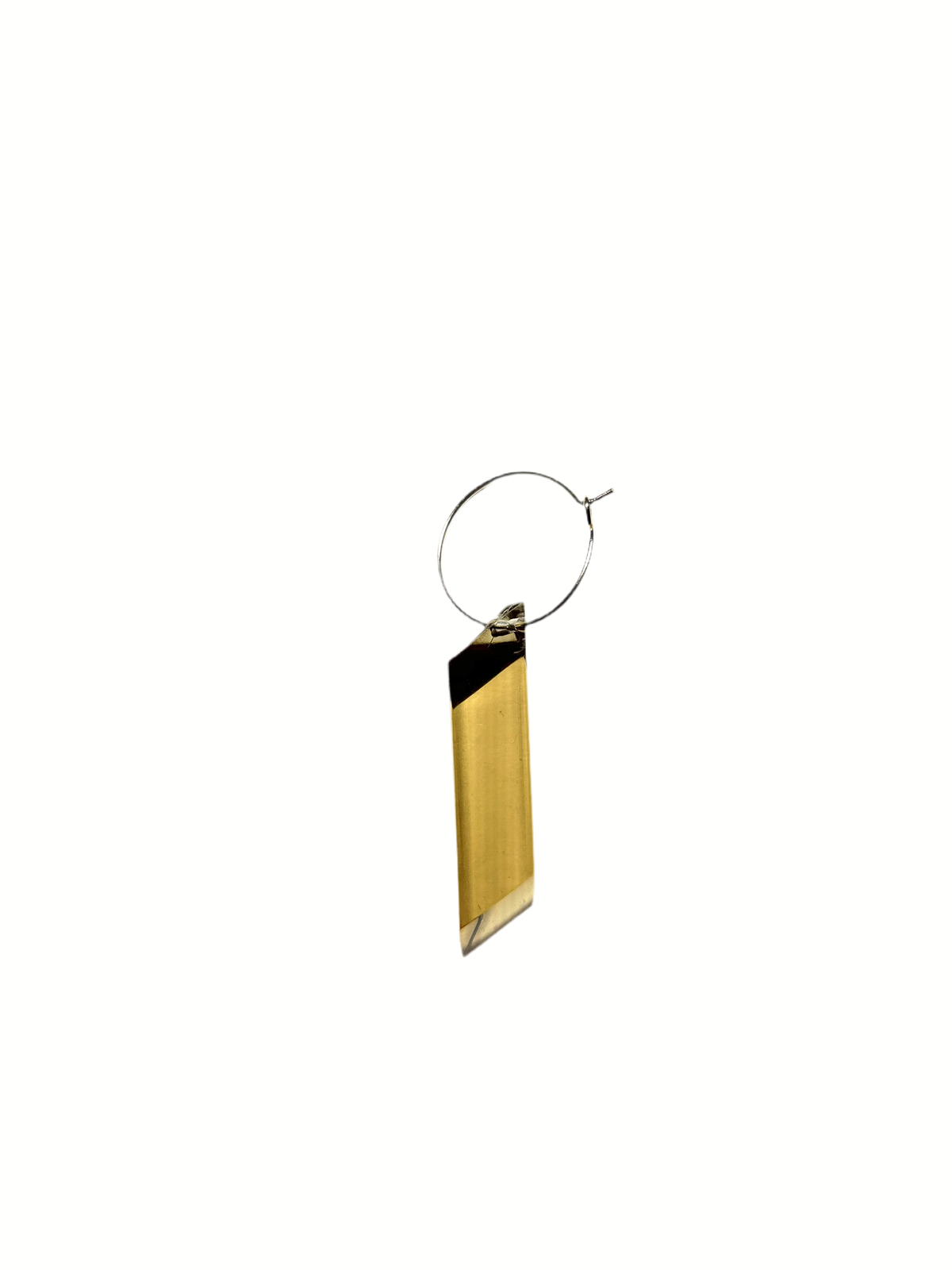 Boucle d'oreille créole en acrylique beige translucide seule, anneau plaqué or, sur fond blanc