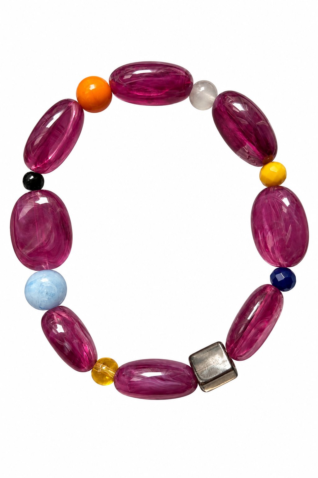 Bracelet élastique en perles vintage n°7, perles violet prune et petites perles colorées, tenu en main