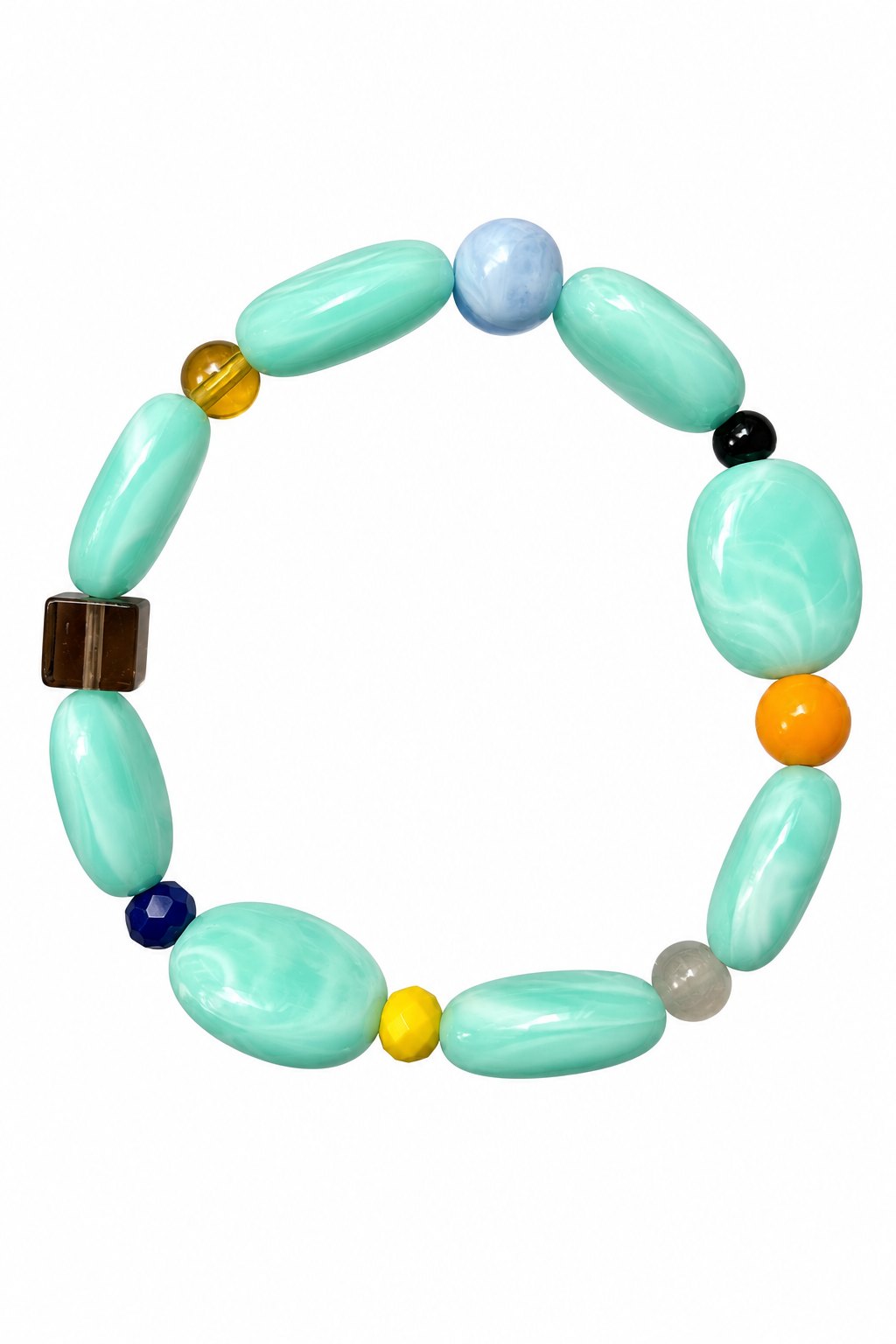 Bracelet élastique en perles vintage n°24, perles vert d'eau et petites perles colorées, tenu en main