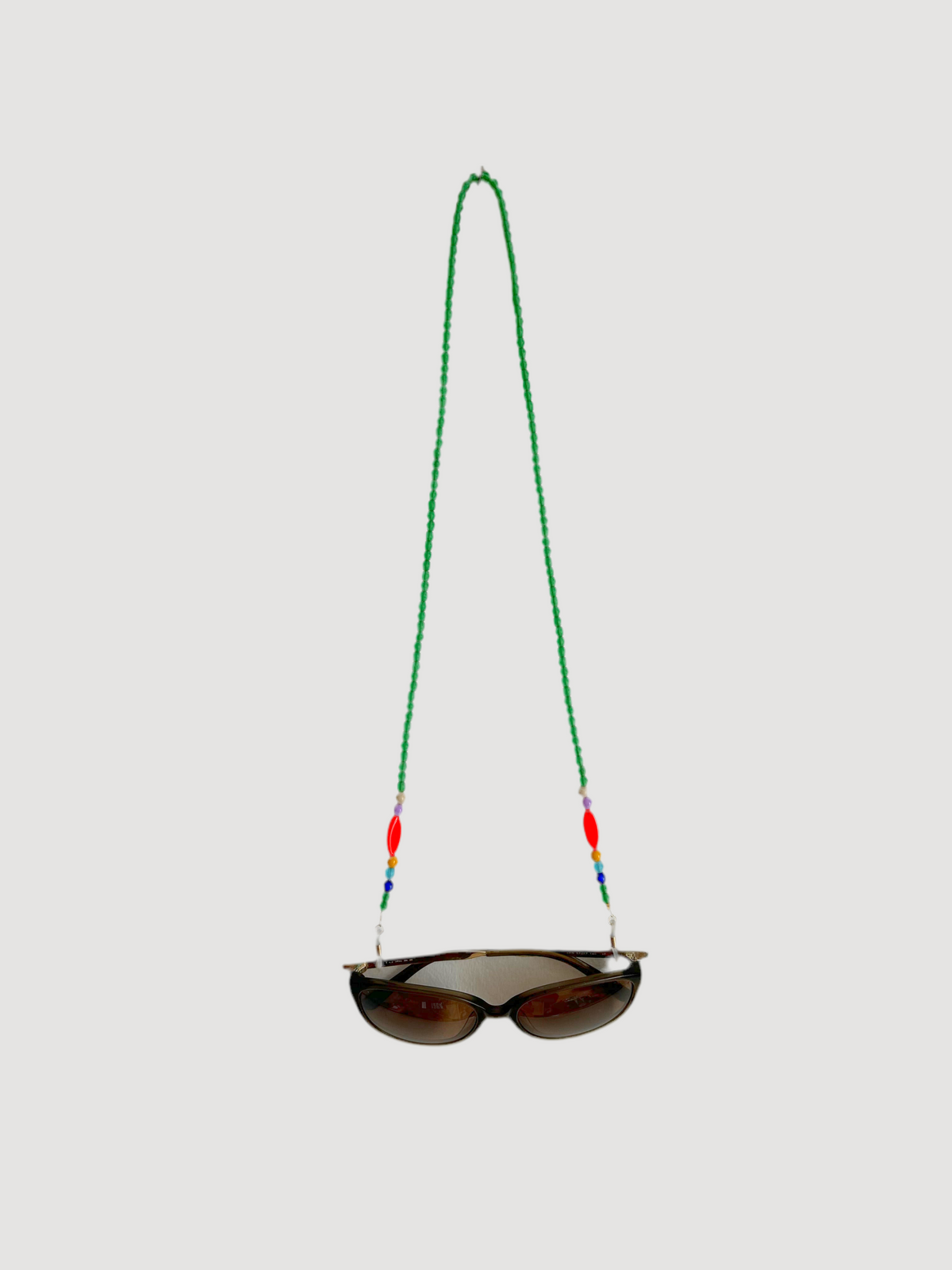 Chaîne de lunettes en perles vertes avec lunettes de soleil