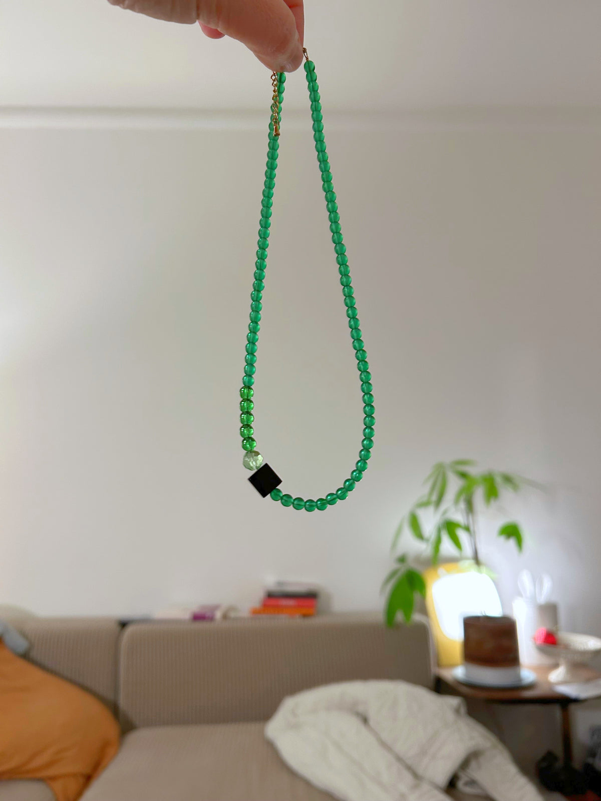 Collier ras du cou en perles de verre blanc, vert et noir