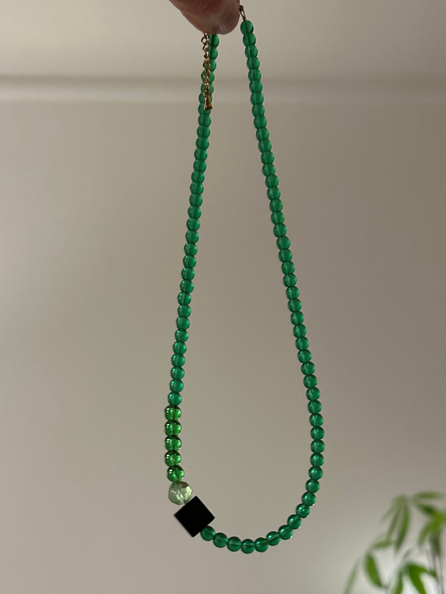 Collier ras du cou perles de verre, blanc vert et noir