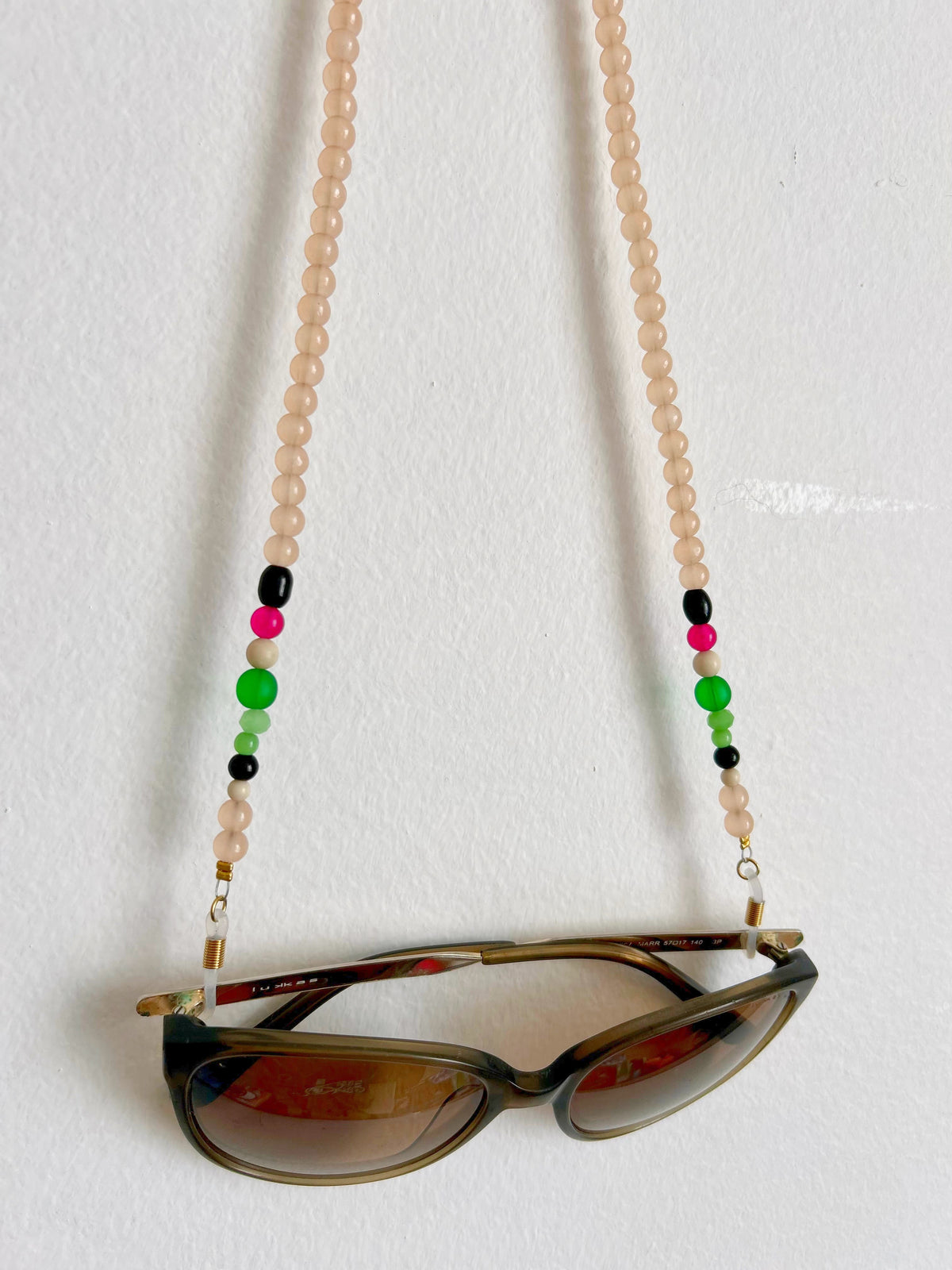 Chaîne de lunettes en perles marron glacé et perles colorées, avec lunettes de soleil