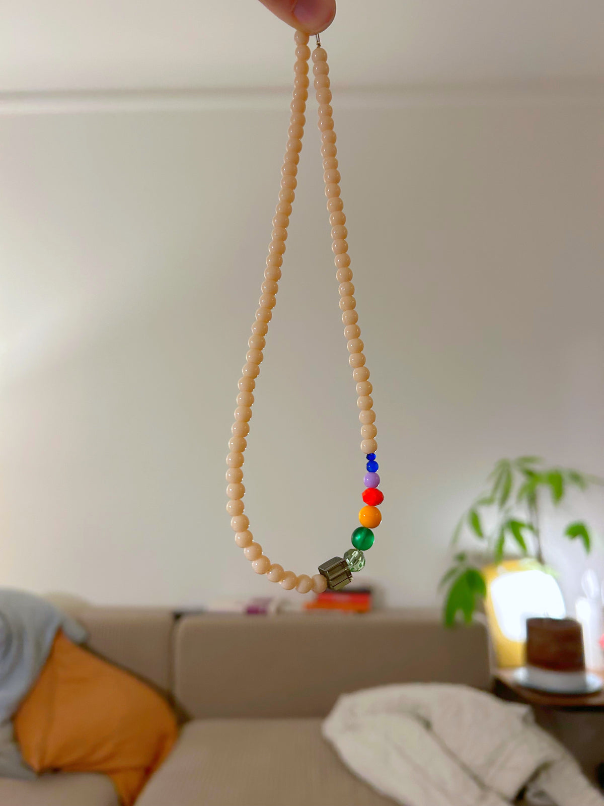 Collier ras du cou en perles de verre beige et arc-en-ciel
