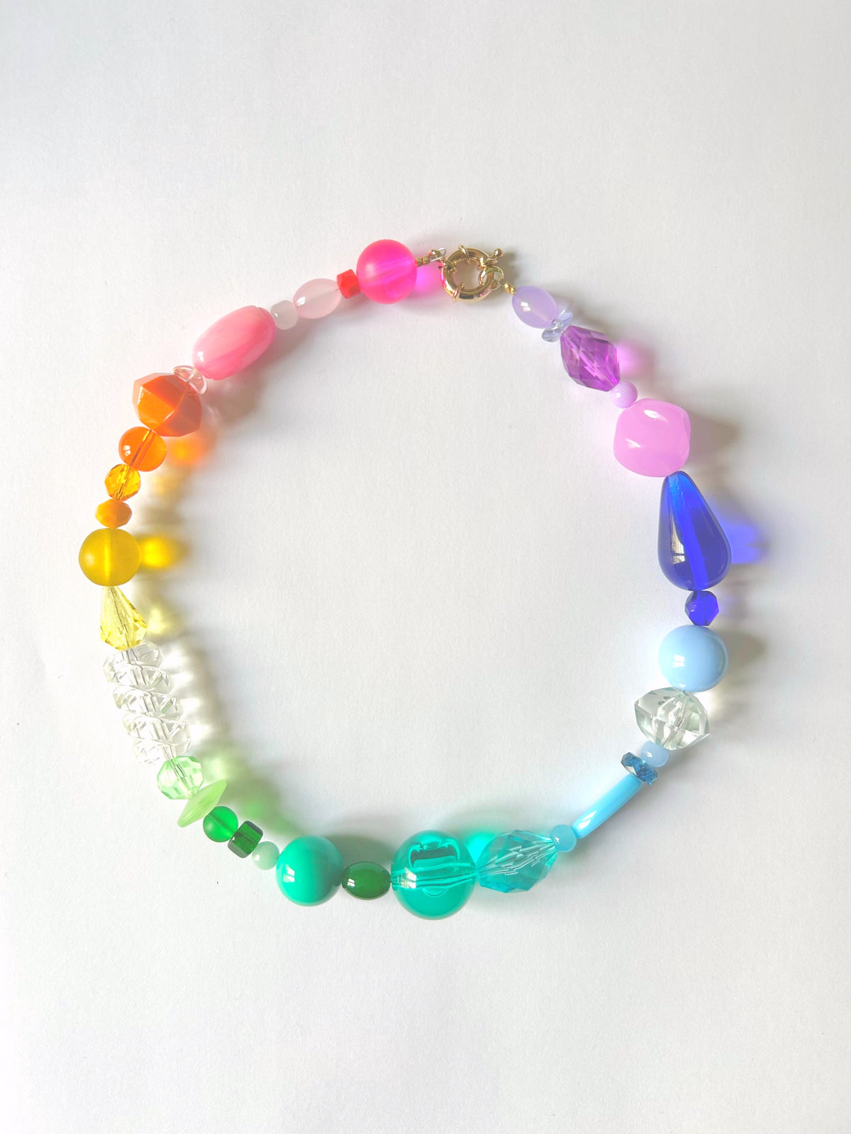 Collier ras du cou arc-en-ciel en grosses perles de verre et résine
