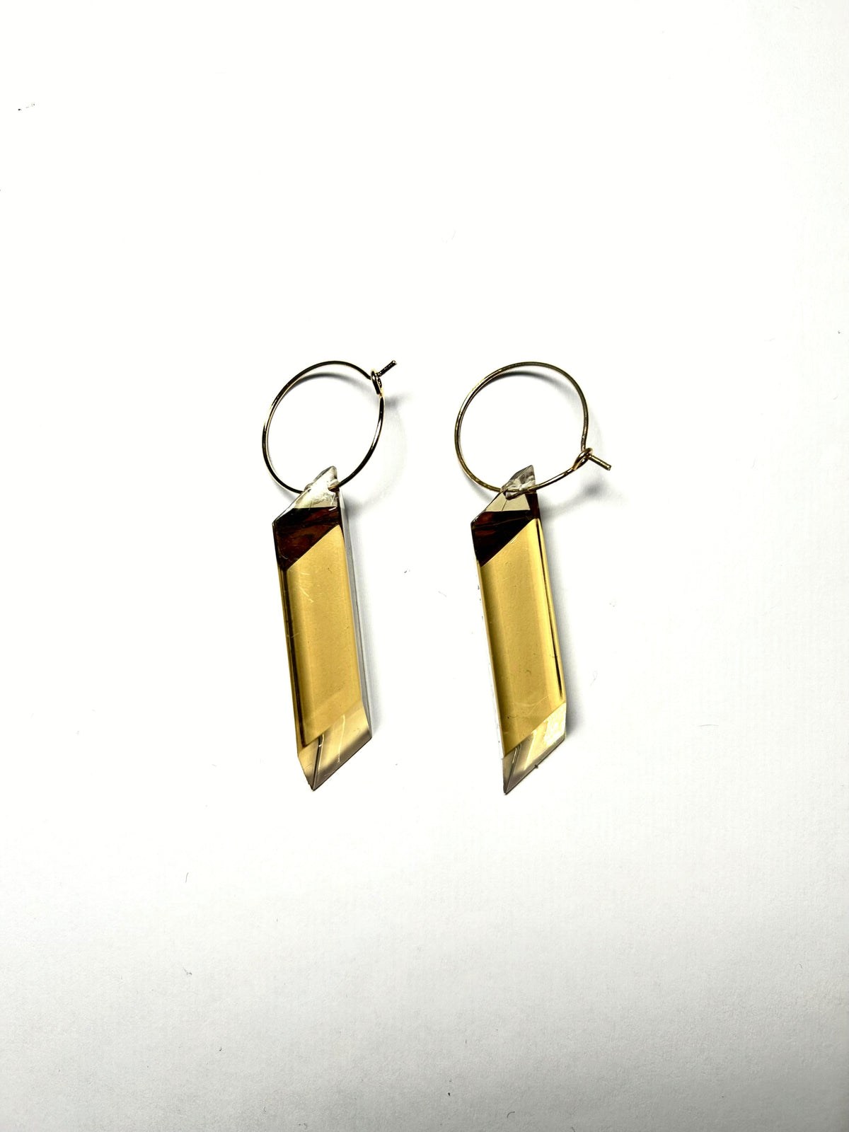 Boucle d'oreille créole en acrylique beige translucide, anneau plaqué or