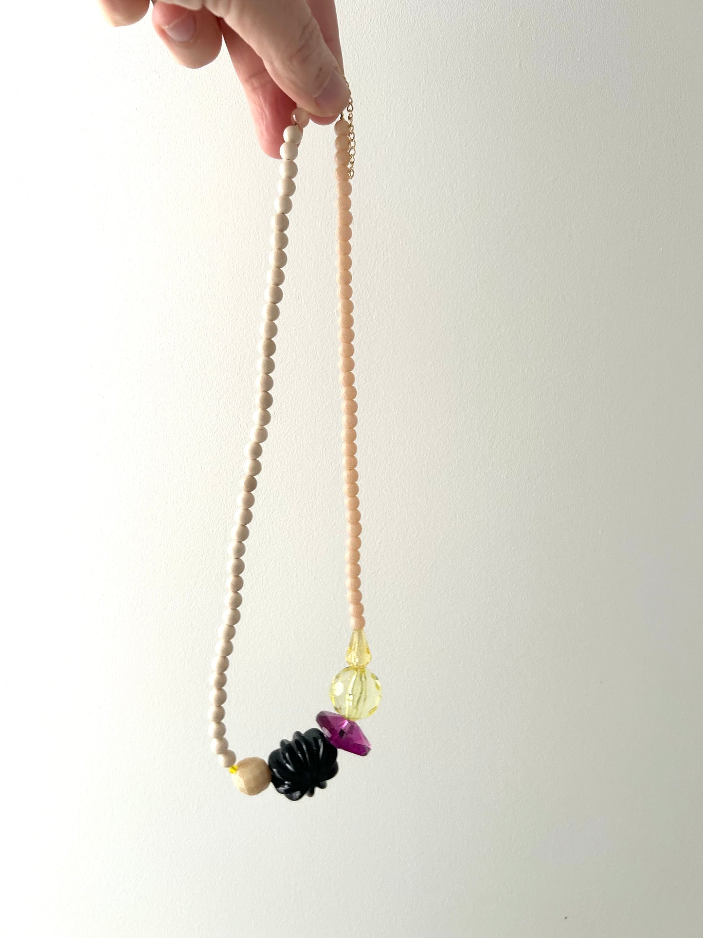 Collier jaune, noir et fuschia