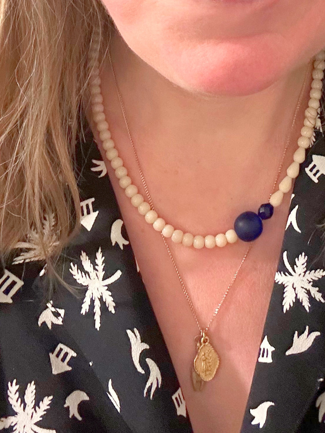 Collier ras du cou en perles de verre blanc cassé et bleu