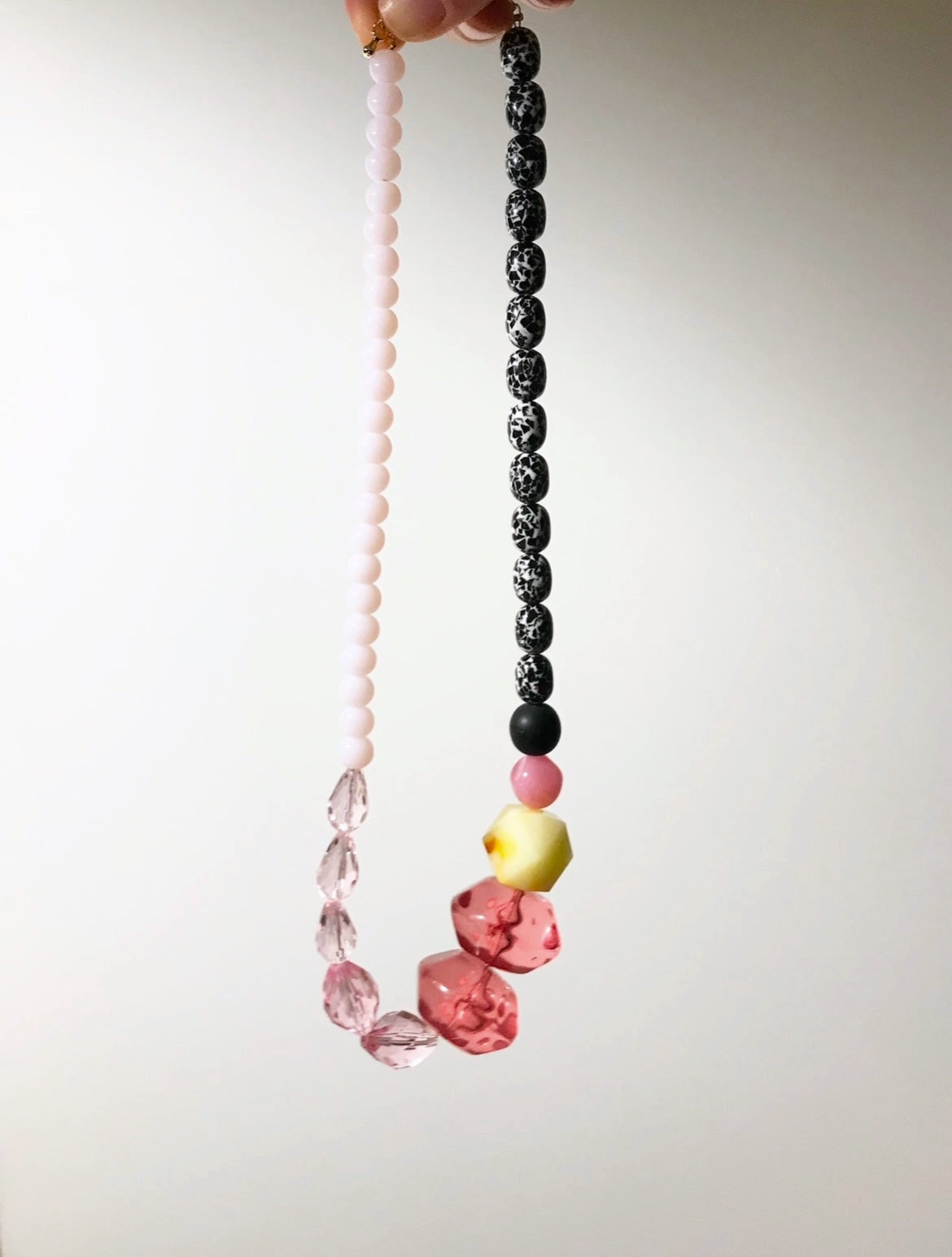 Collier en perles rose et noir