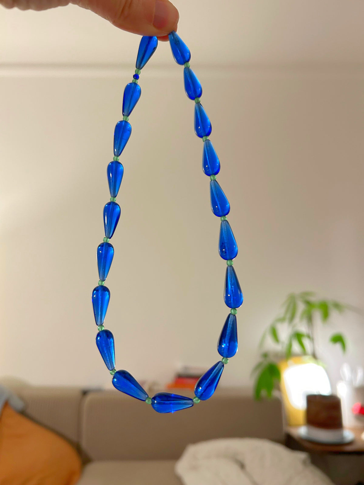 Collier ras du cou en perles de verre goutte vert et bleu