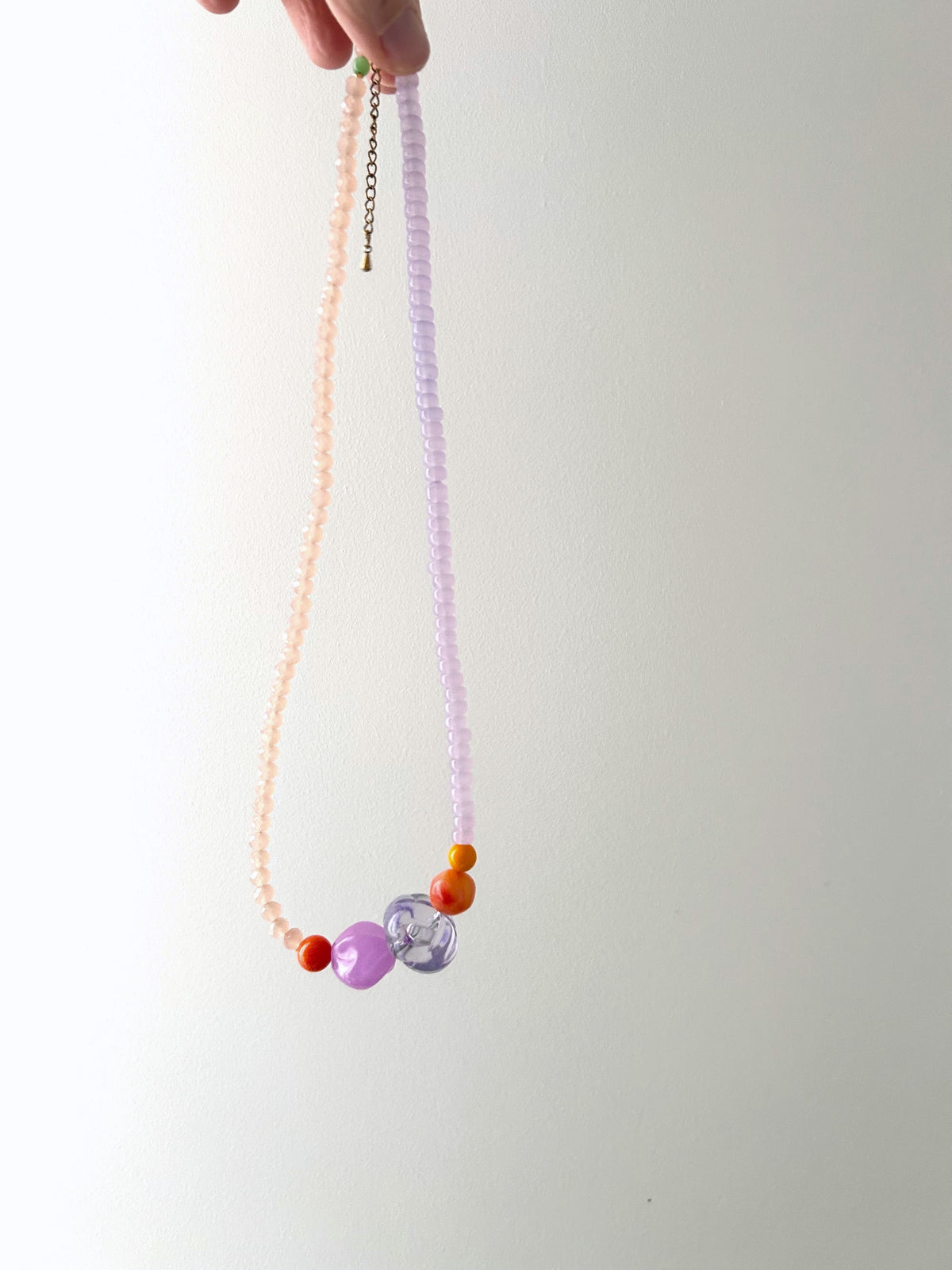 Collier en perles de verre pêche et mauve, perles centrales vintage
