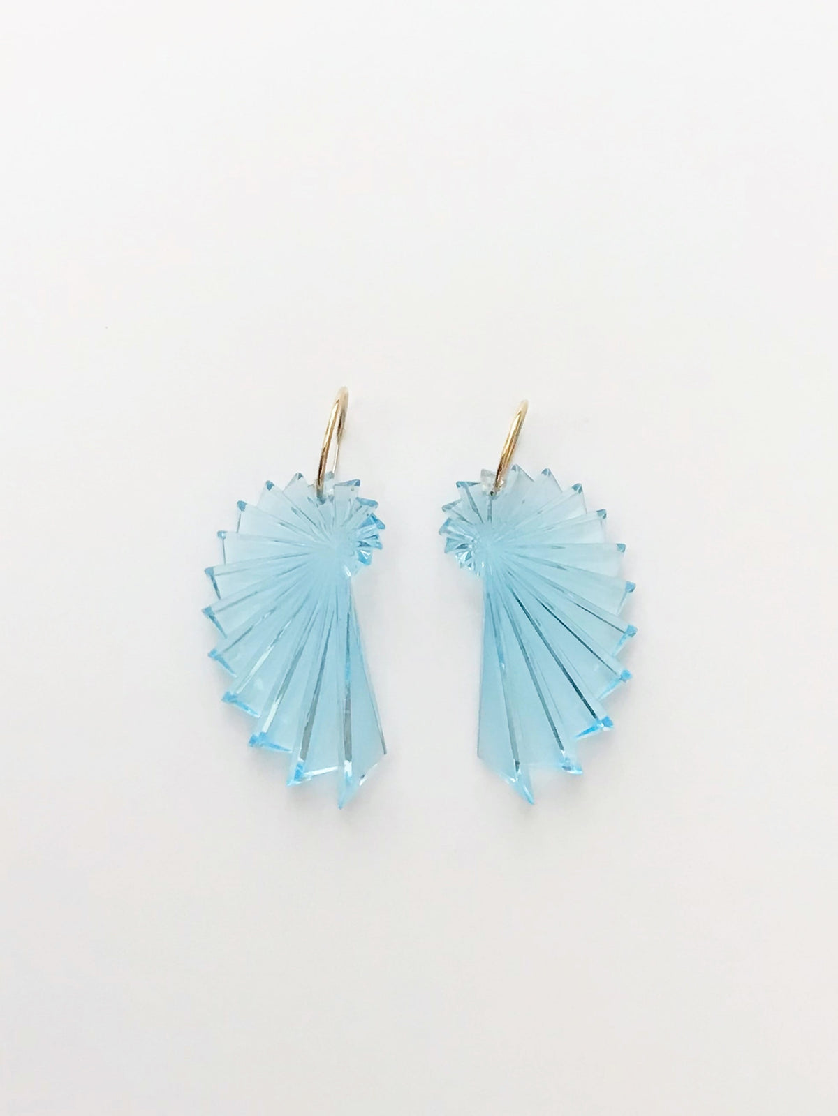 Paire de boucles d'oreilles en acrylique bleu translucide en forme d'éventail, anneaux plaqués or
