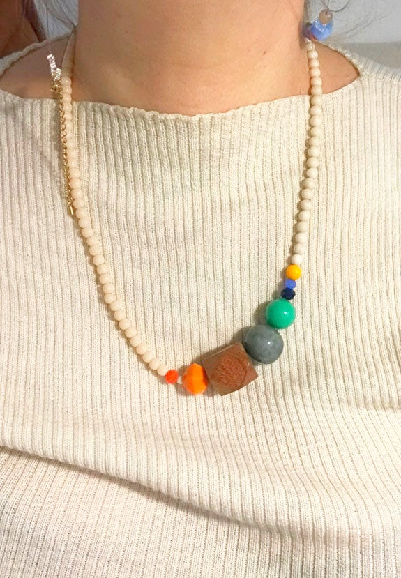 Collier en perles blanches et fleurs multicolores