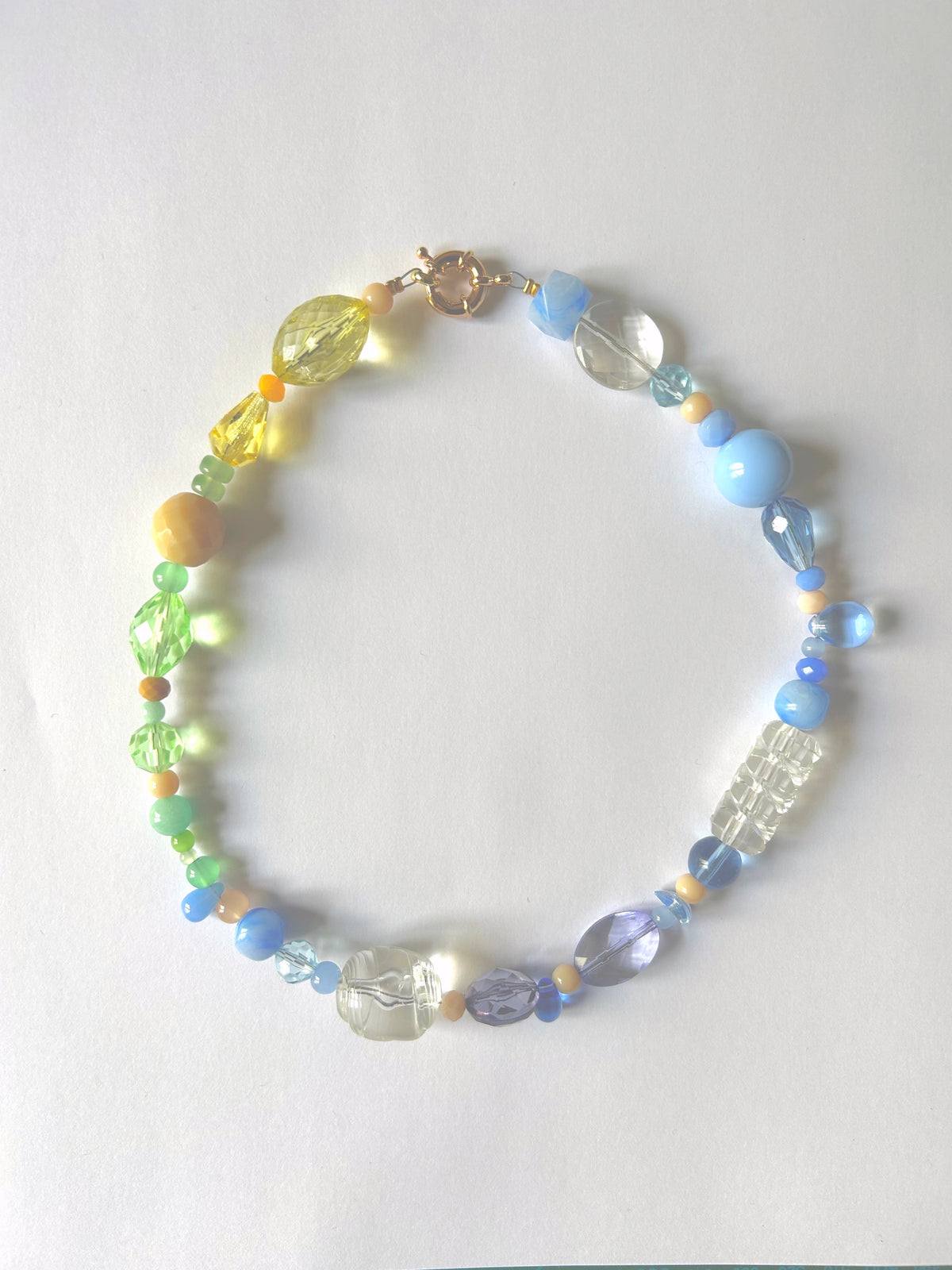 Collier ras du cou bleu ciel en petites perles de verre et résine