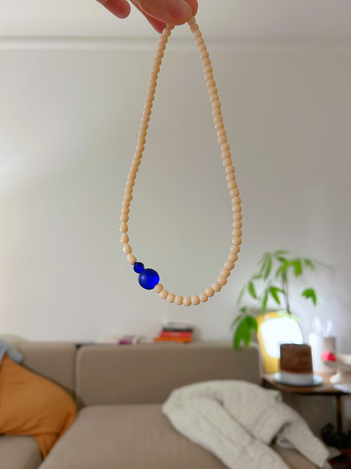 Collier ras du cou en perles de verre blanc cassé et bleu suspendu