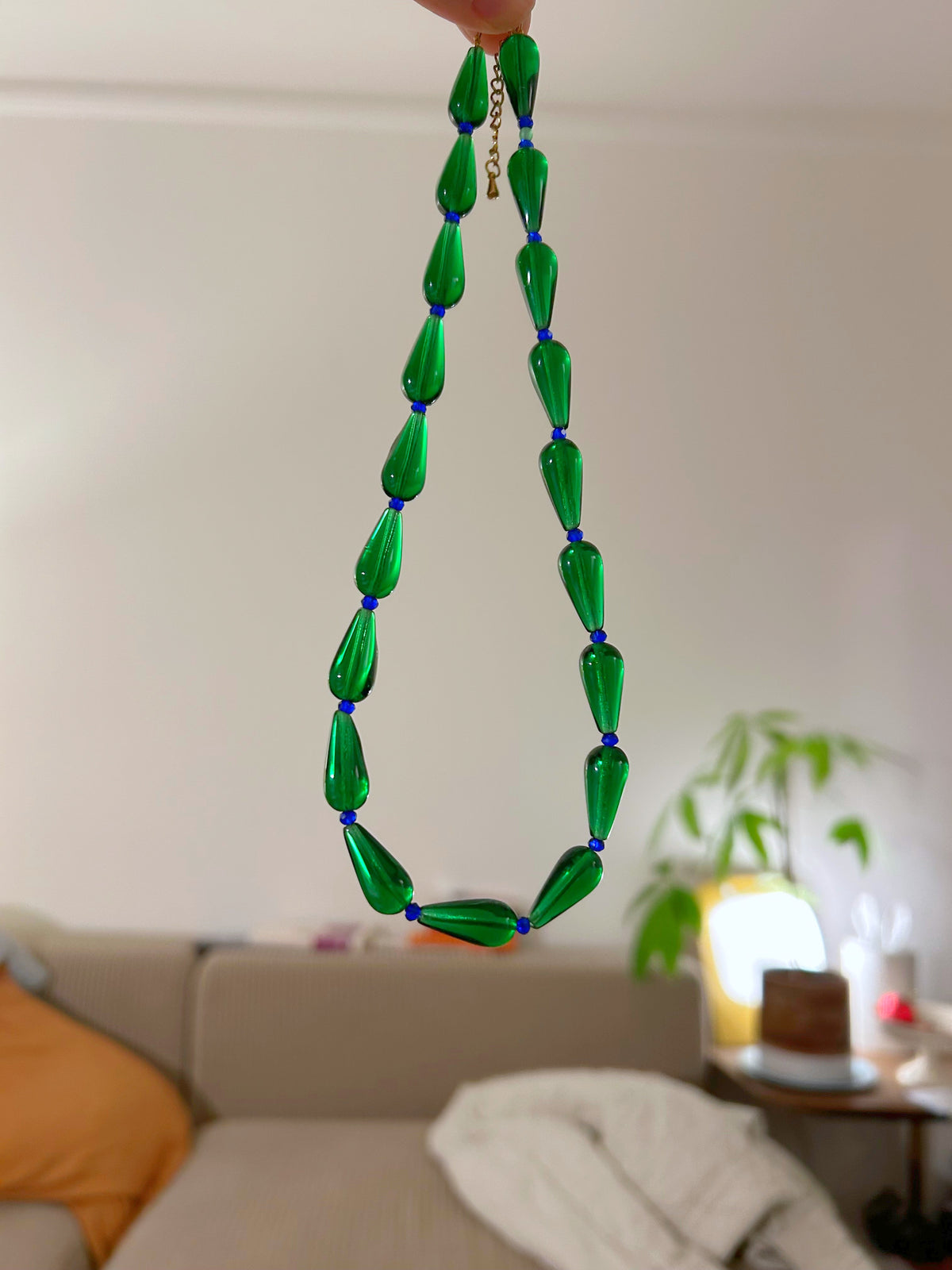 Collier ras du cou en perles de verre goutte vert suspendu