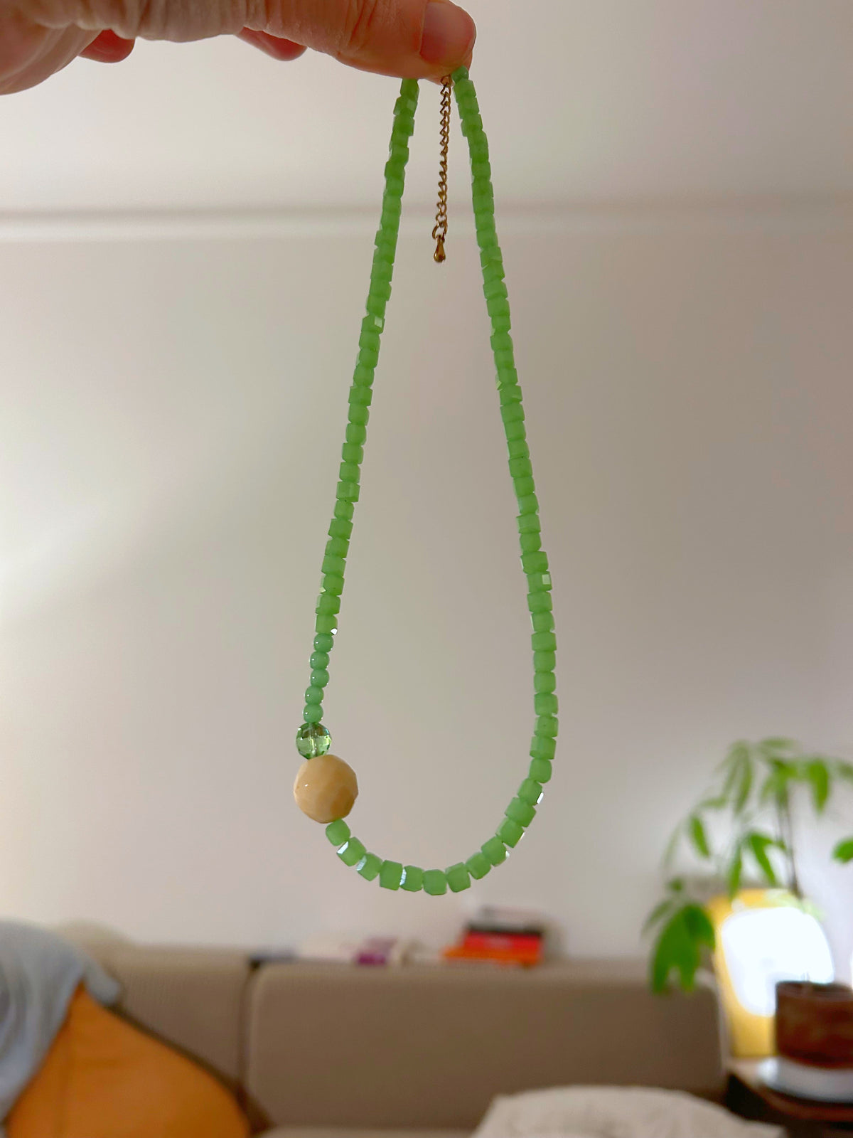 Collier ras du cou en perles de verre vert et beige