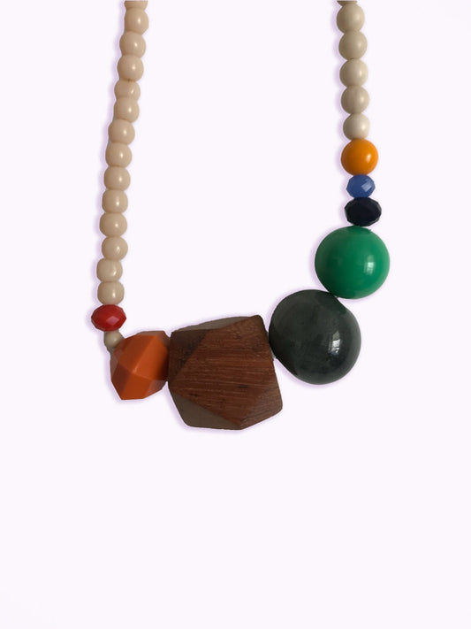 Collier en perles blanches et fleurs multicolores – détail des perles