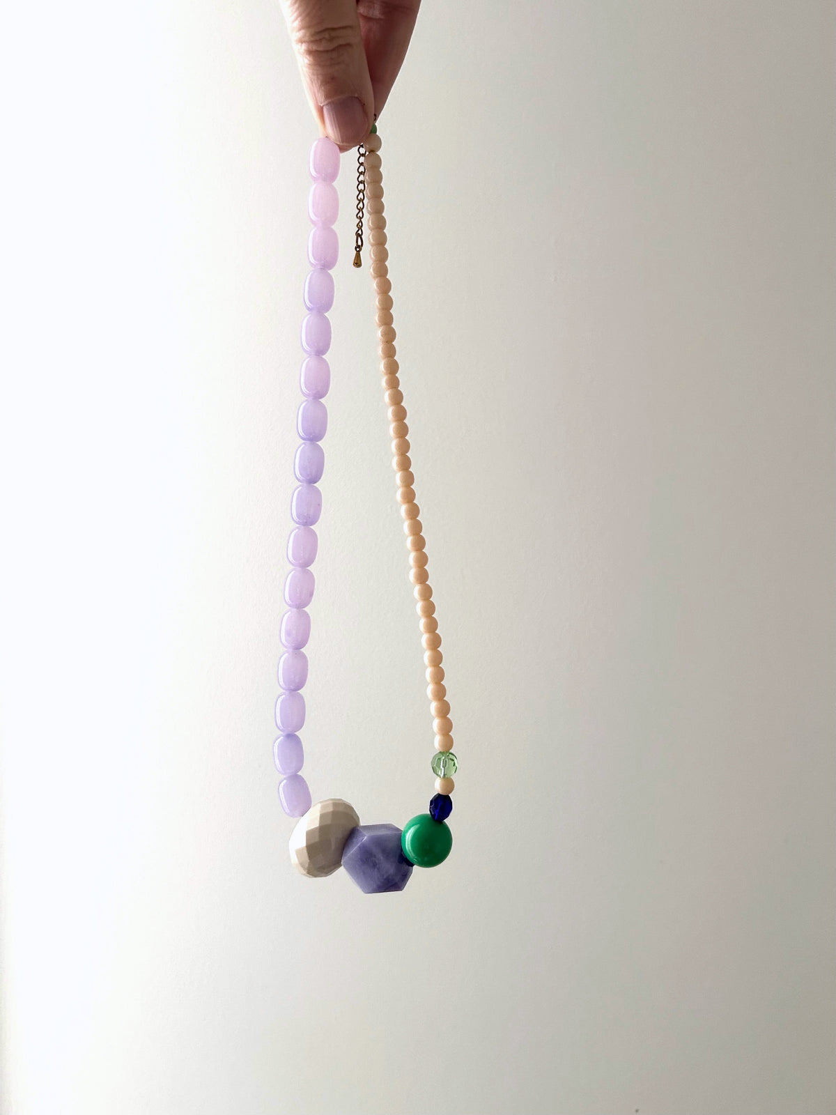 Collier de perles cristal blanches, mauves et vertes