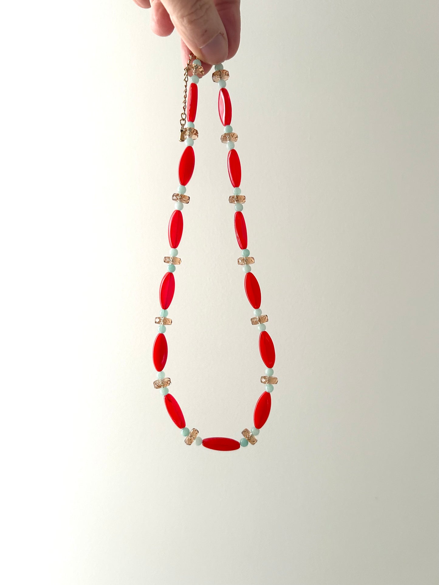 Ras du cou rouge, céladon et beige