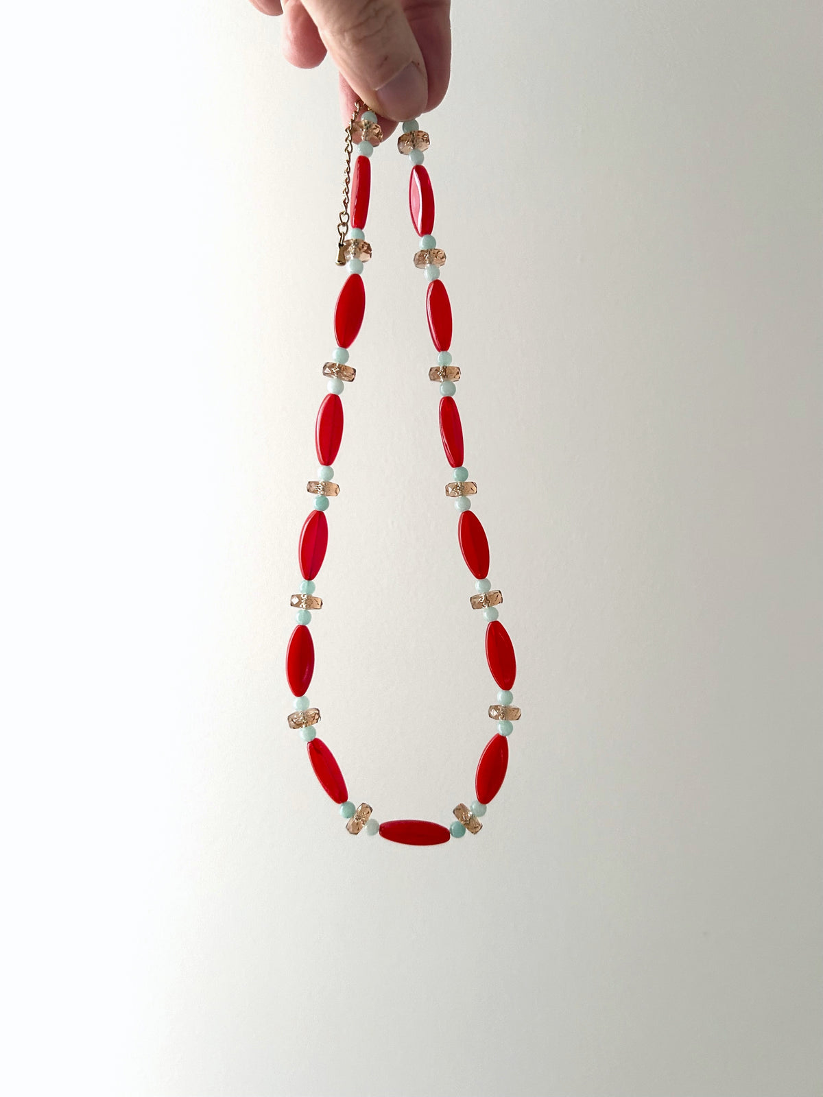 Collier ras du cou en perles rouge, céladon et beige avec jade teintée