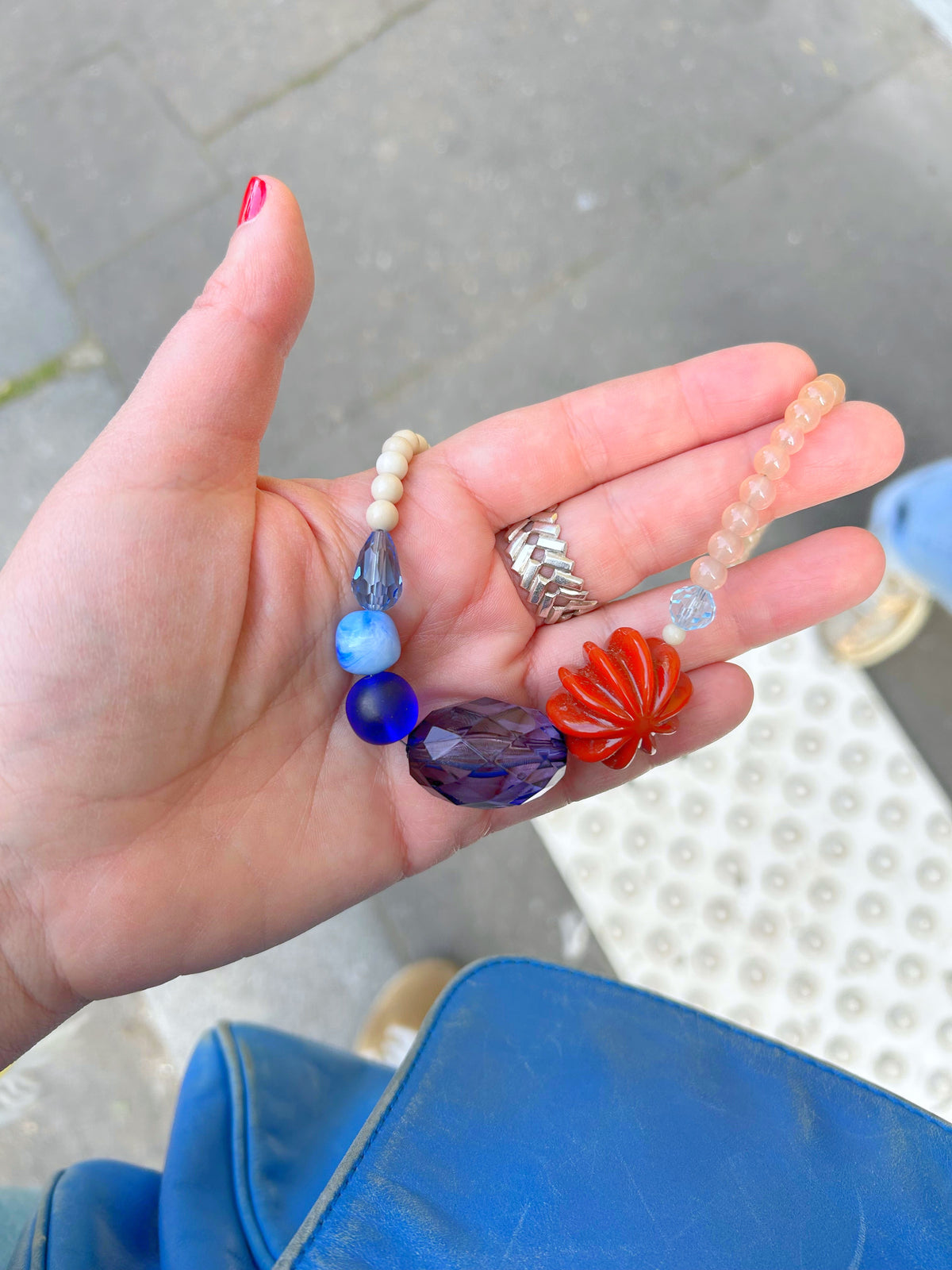 Collier en grosses perles marron et bleues