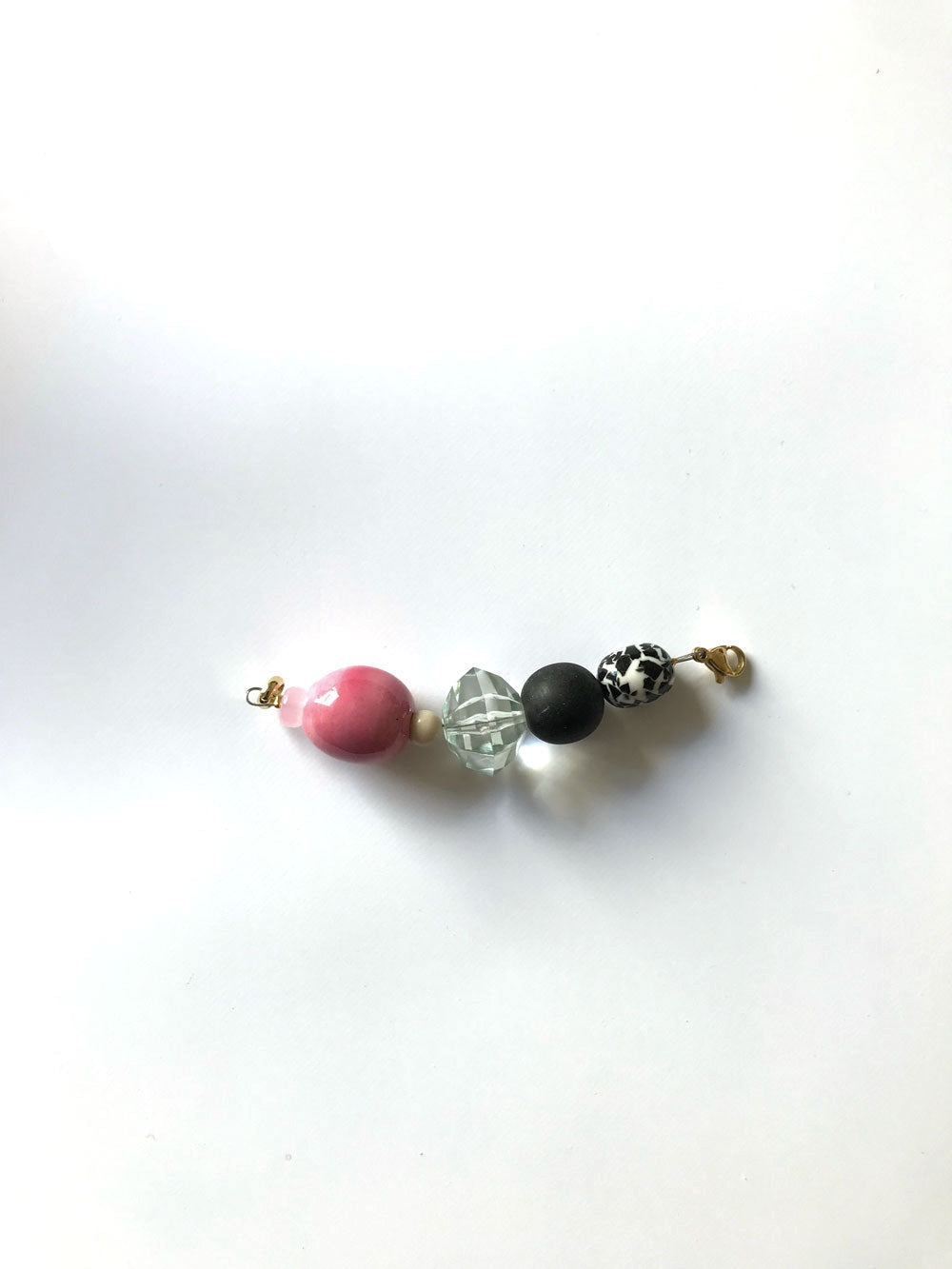 Pendentif esprit Memphis rose, perles rose, transparente facettée et mouchetée, gros plan