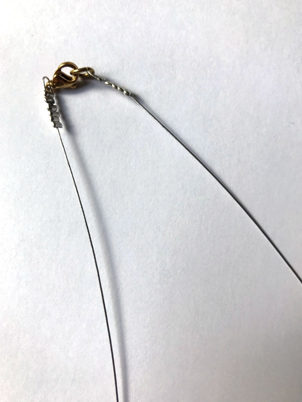 Petit collier en petites perles multicolores n°1 – détail du fermoir