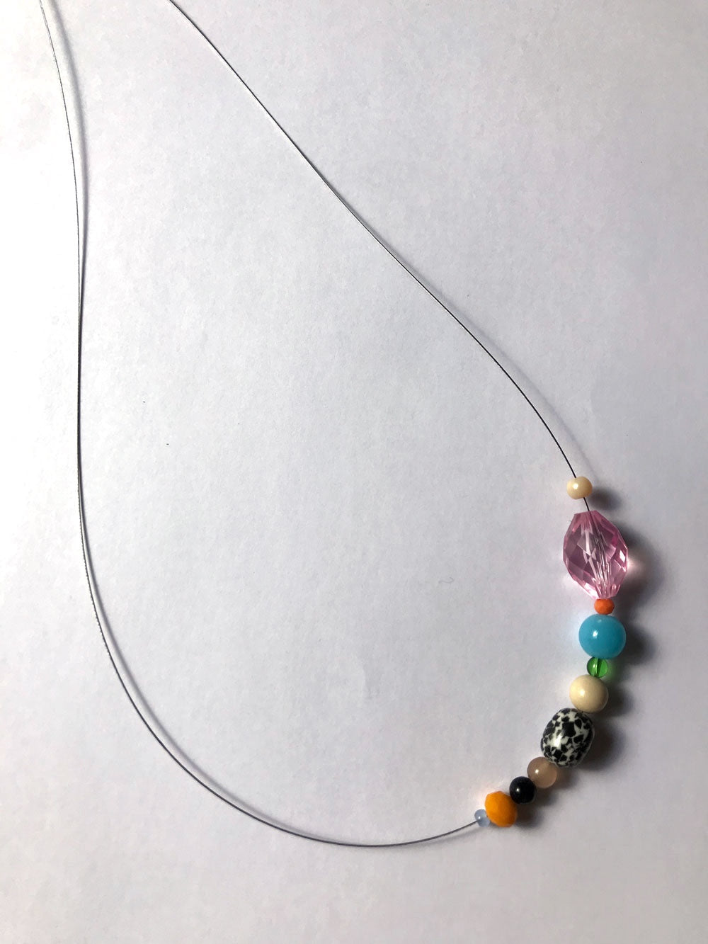 Petit collier en petites perles multicolores n°1