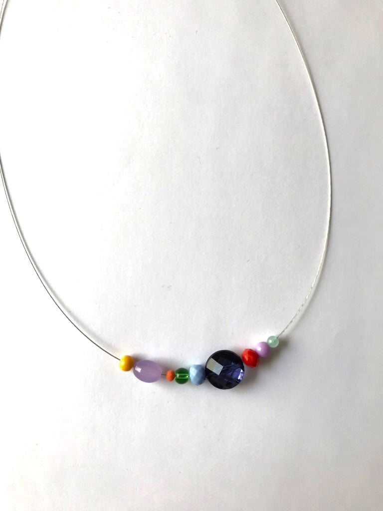 Petit collier n°2 posé, petites perles multicolores et perle bleu nuit