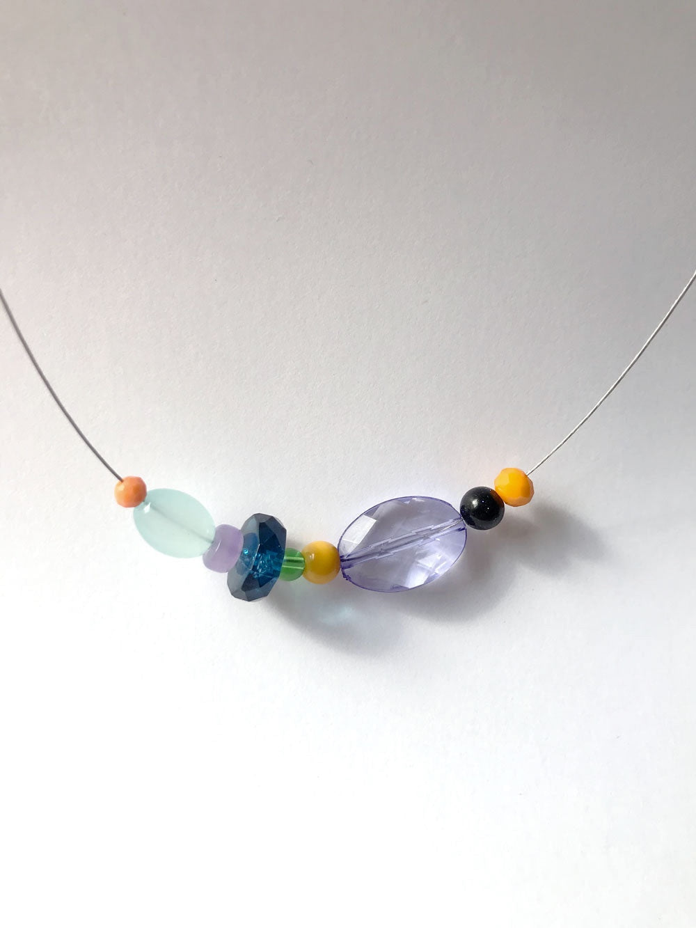 Petit collier en petites perles multicolores n°6