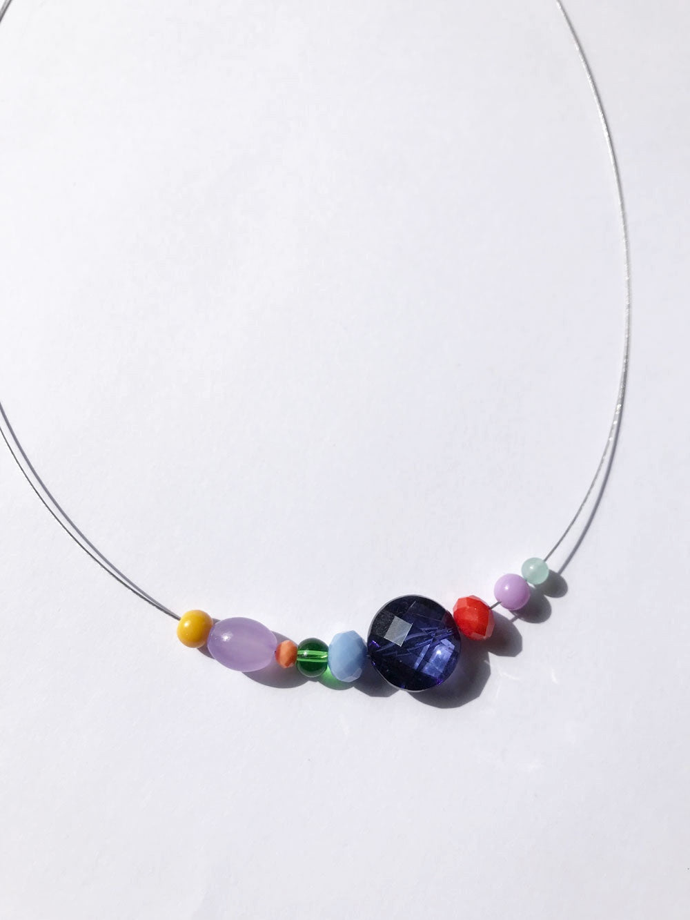 Petit collier en petites perles multicolores n°2