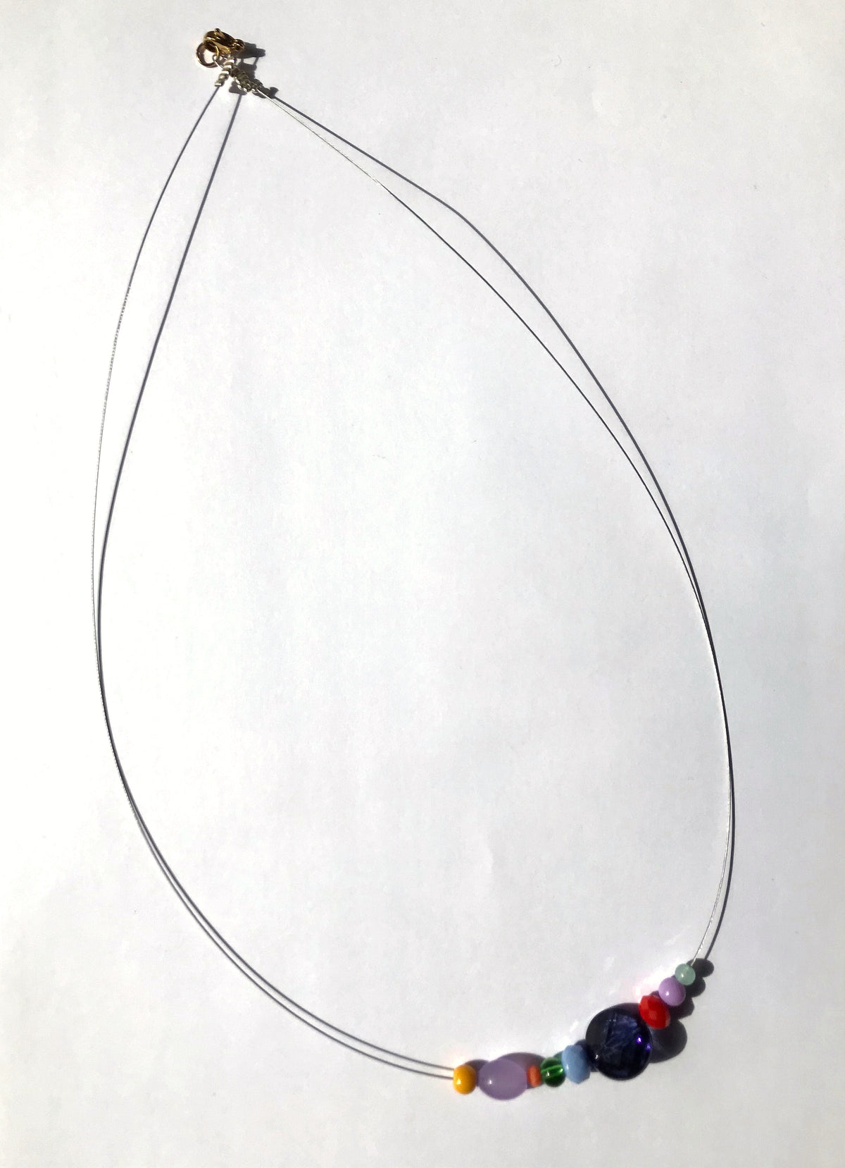 Petit collier n°2 en entier sur fil fin, fermoir visible