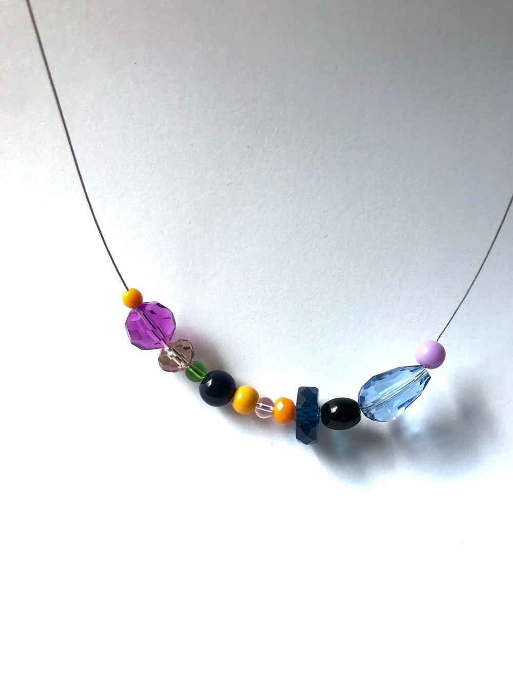 Petit collier en petites perles multicolores n°4