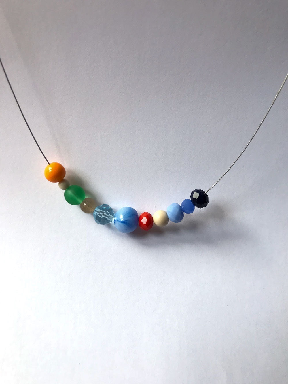 Petit collier en petites perles multicolores n°5