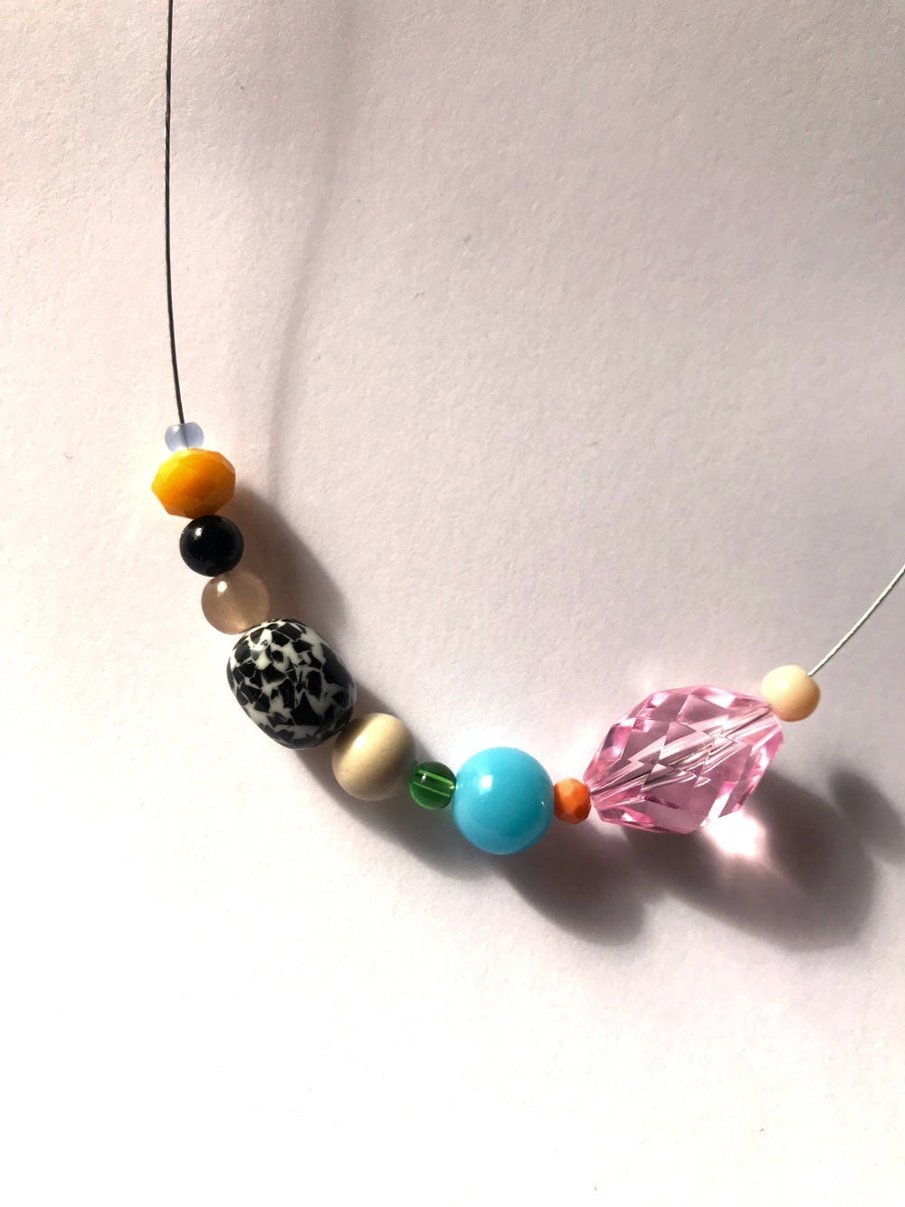 Petit collier n°1 sur fil fin, perle rose facettée, perle turquoise et perle mouchetée
