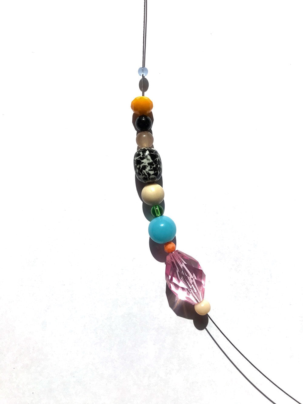 Petit collier en petites perles multicolores n°1 – détail des perles