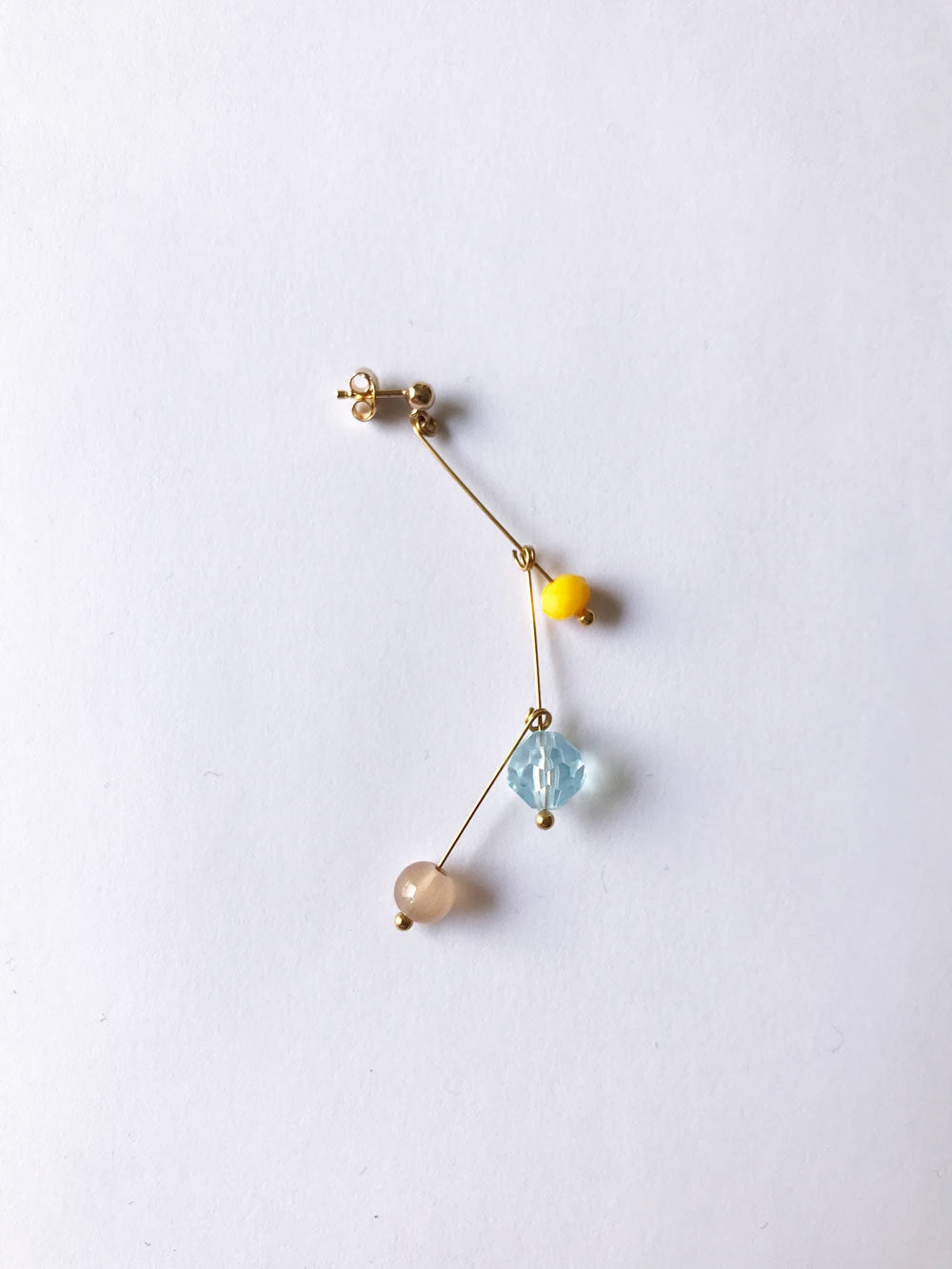 Petite boucle d'oreille mobile en perles colorées n°10