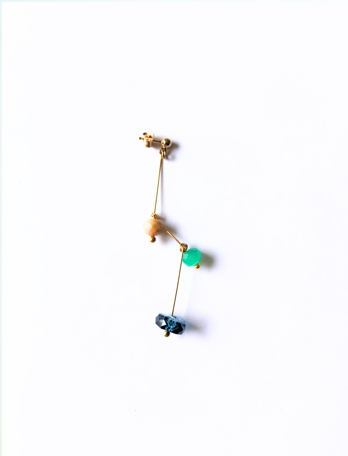 Petite boucle d'oreille mobile en perles colorées n°11