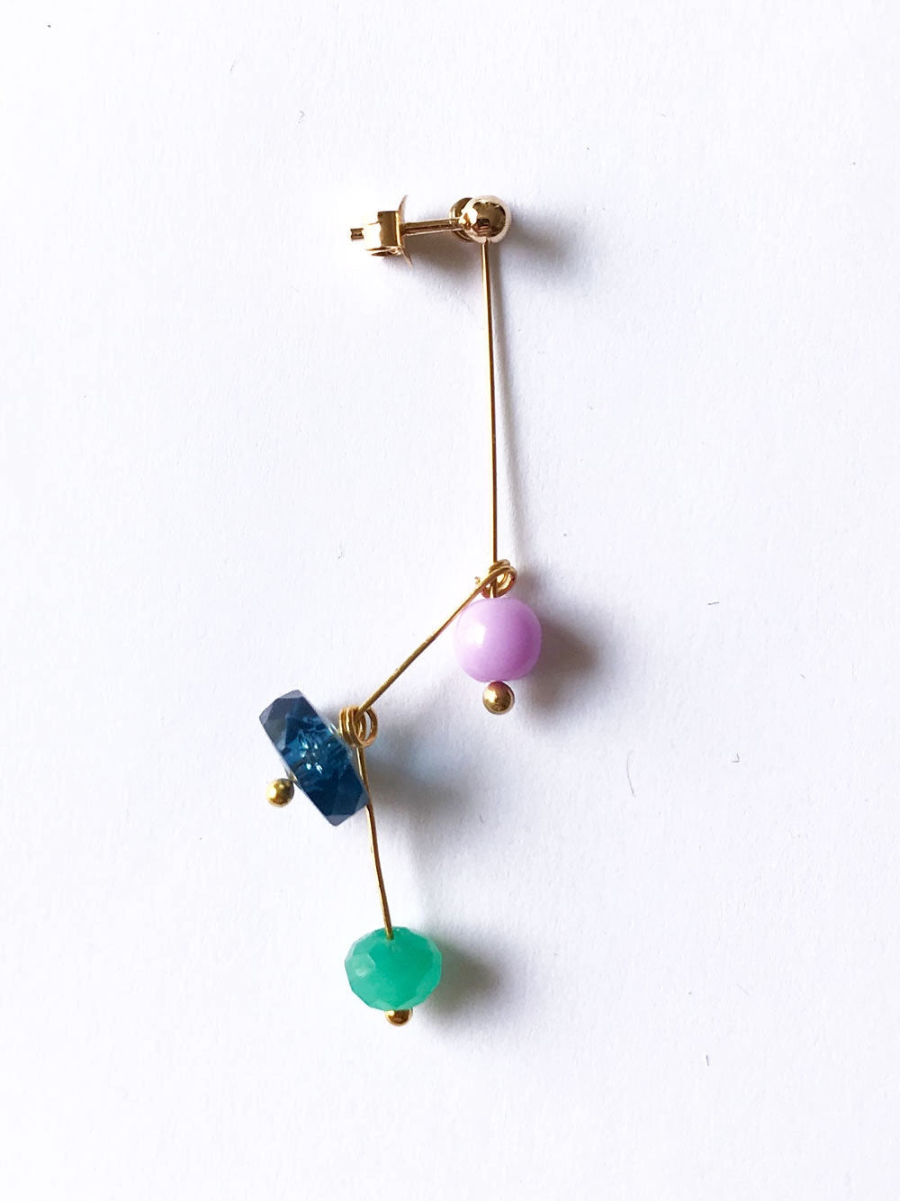Petite boucle d'oreille mobile en perles colorées n°12
