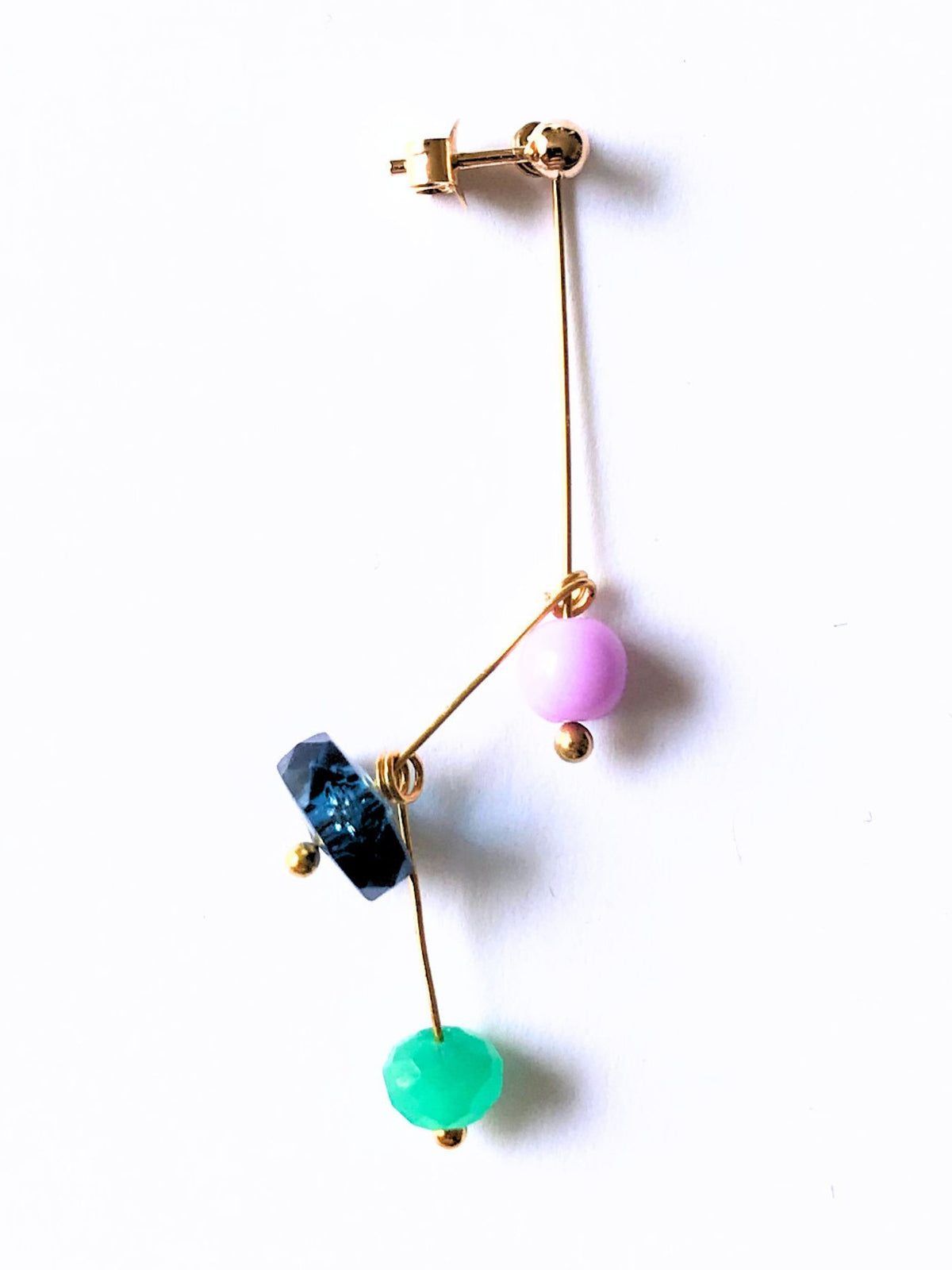 Petite boucle d'oreille mobile n°12, perles bleu pétrole, mauve et verte, sur fond blanc