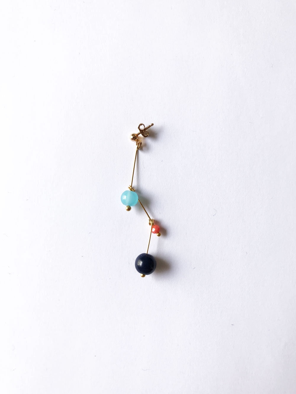 Petite boucle d'oreille mobile en perles colorées n°13