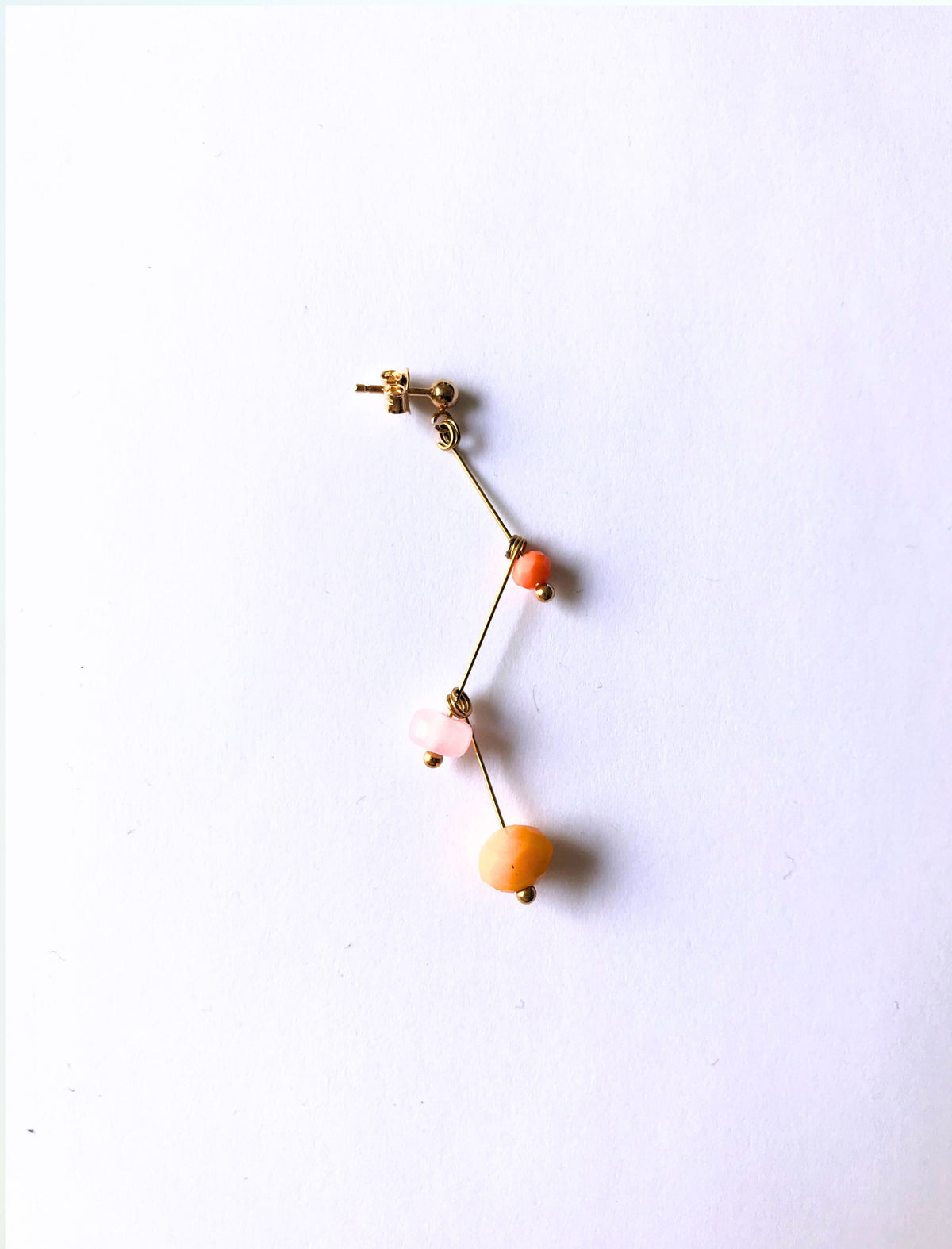 Petite boucle d'oreille mobile en perles colorées n°14
