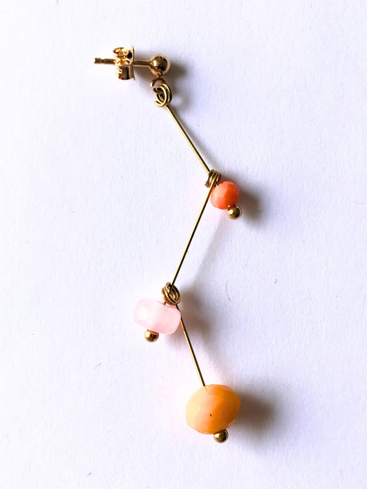 Petite boucle d'oreille mobile n°14, perles orange, rose pâle et jaune, sur fond blanc