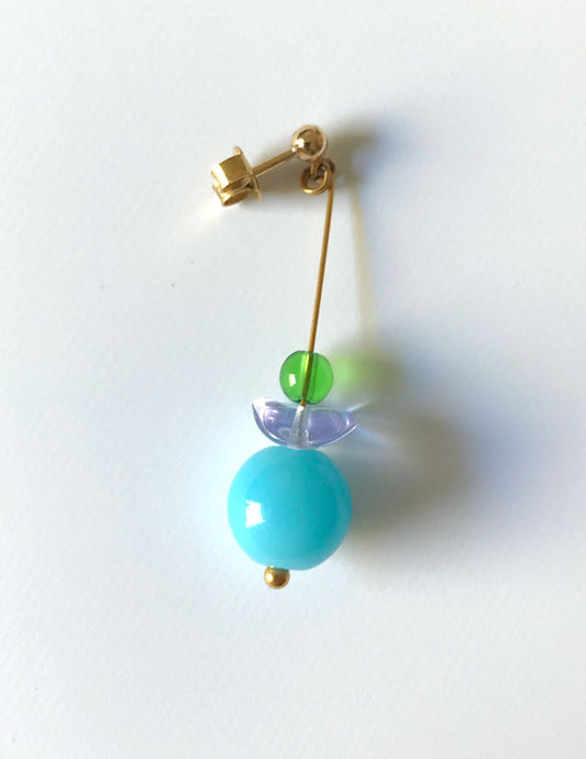 Petite boucle d'oreille mobile n°15, grosse perle turquoise et perles vertes, sur fond blanc