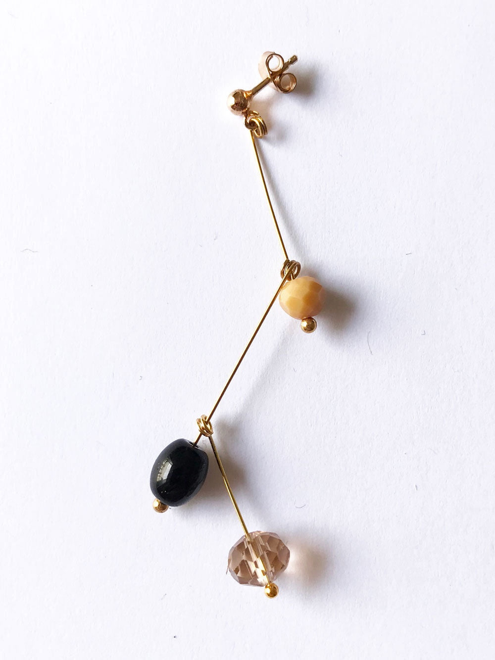 Petite boucle d'oreille mobile en perles colorées n°2