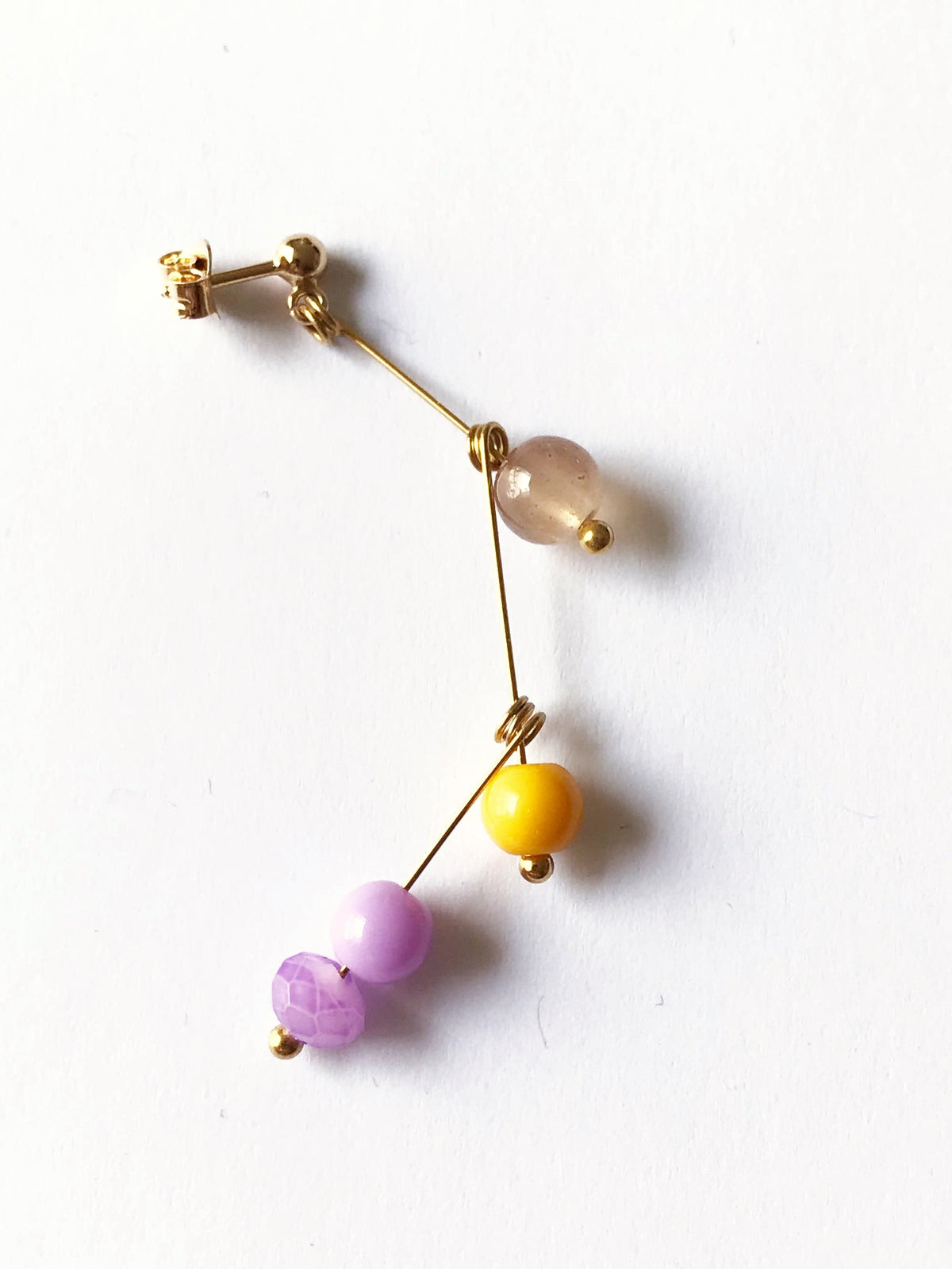 Petite boucle d'oreille mobile en perles colorées n°3