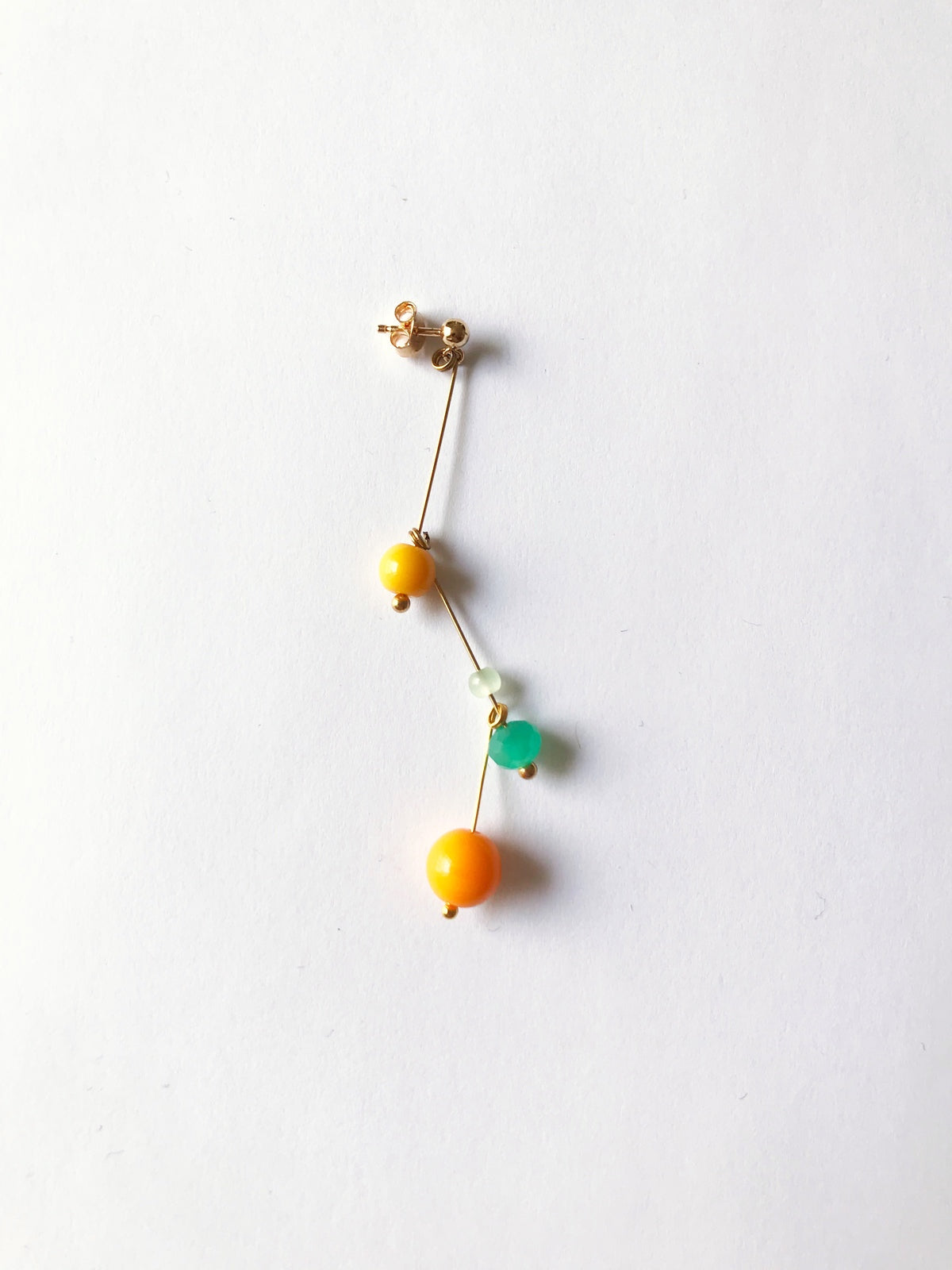 Petite boucle d'oreille mobile n°4, perles orange et verte, sur fond blanc